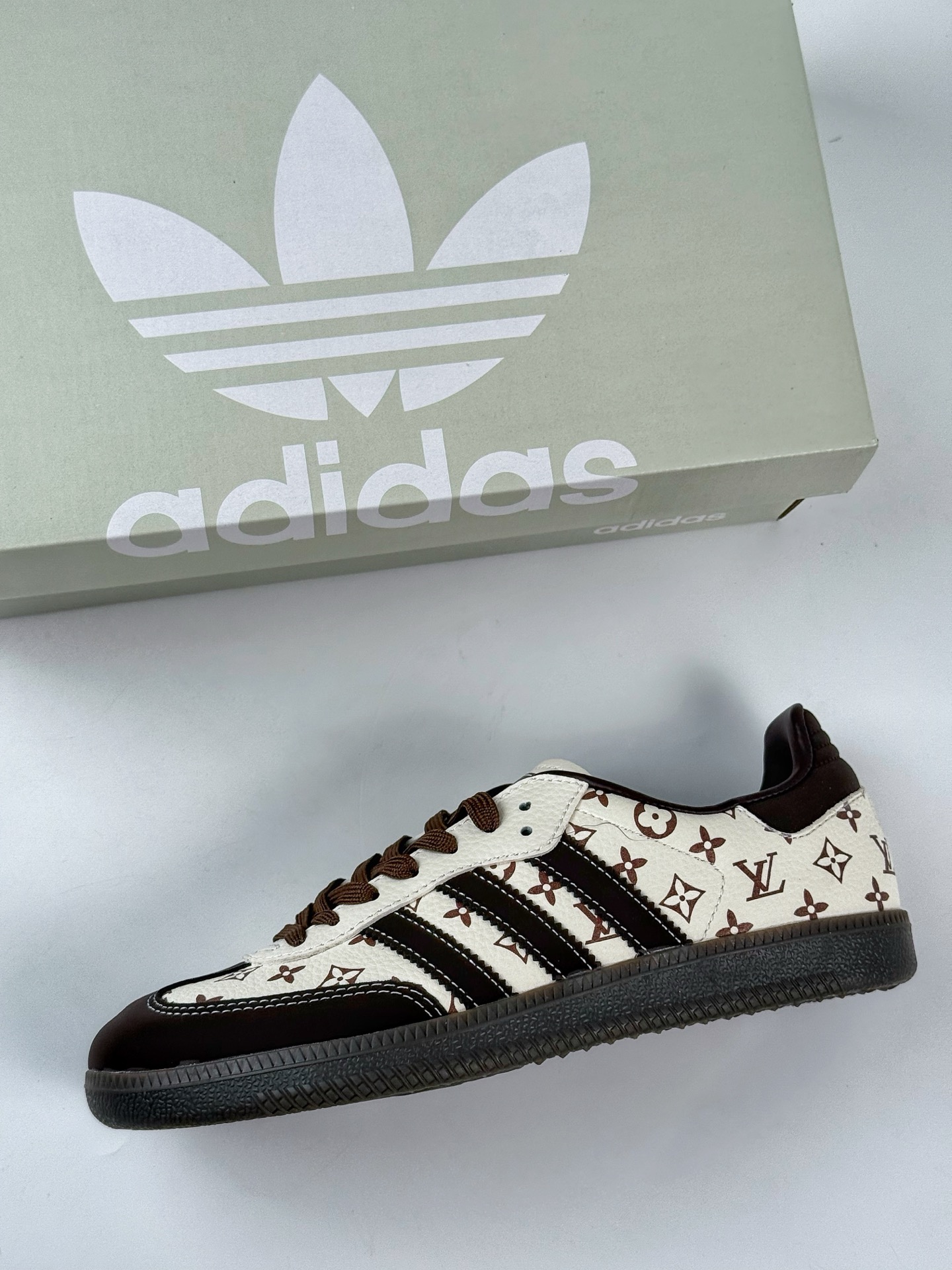 200 adidoriginals Samba OG x Louis Vuitton 黑白 桑巴舞系列复古经典轻便板鞋  DX0010