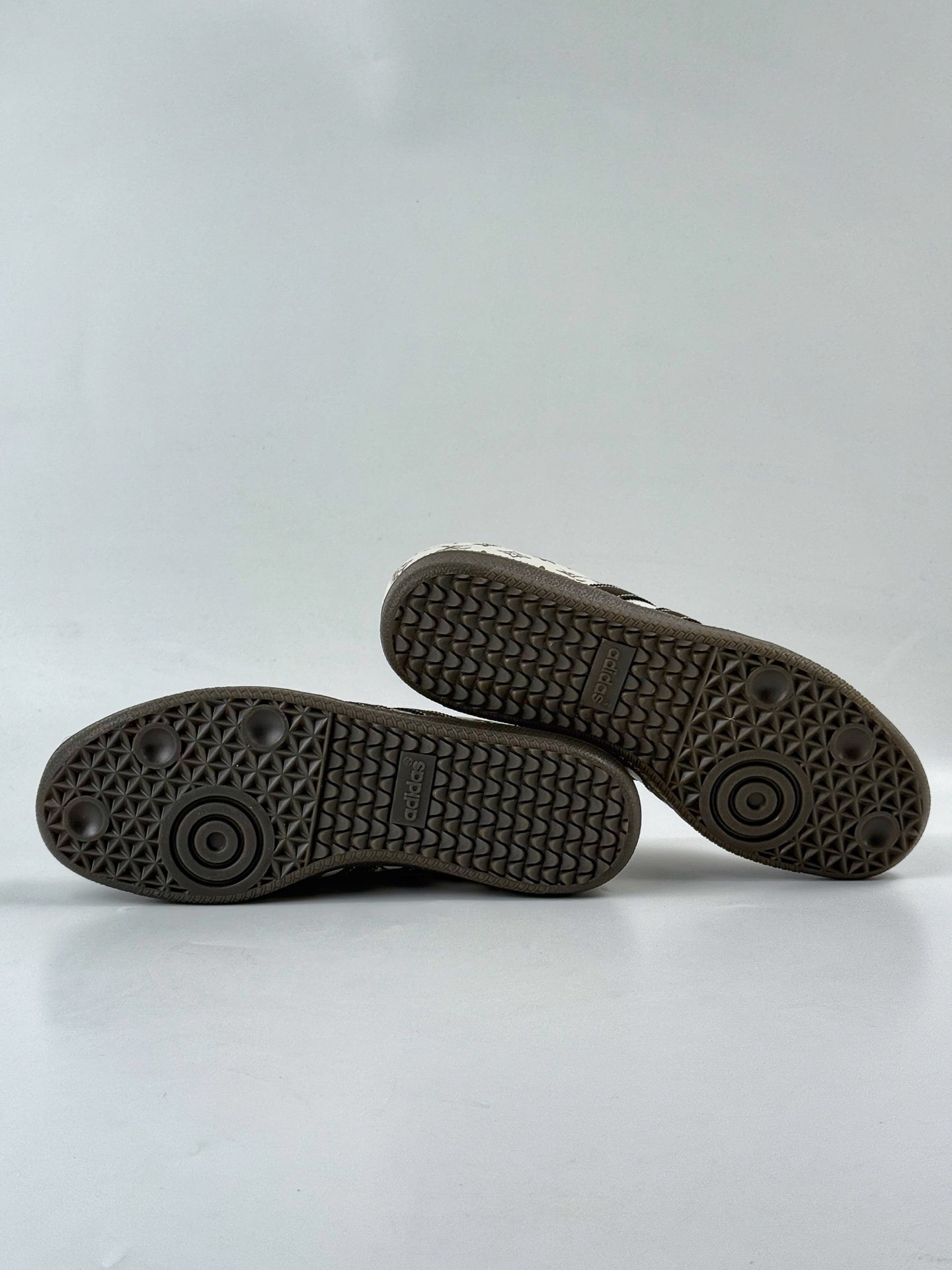 200 adidoriginals Samba OG x Louis Vuitton 黑白 桑巴舞系列复古经典轻便板鞋  DX0010