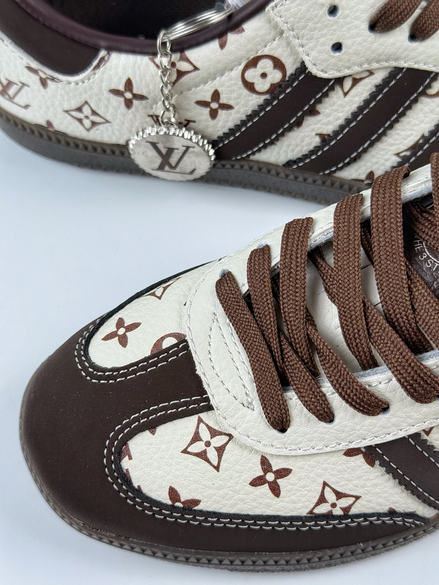 200 adidoriginals Samba OG x Louis Vuitton 黑白 桑巴舞系列复古经典轻便板鞋  DX0010