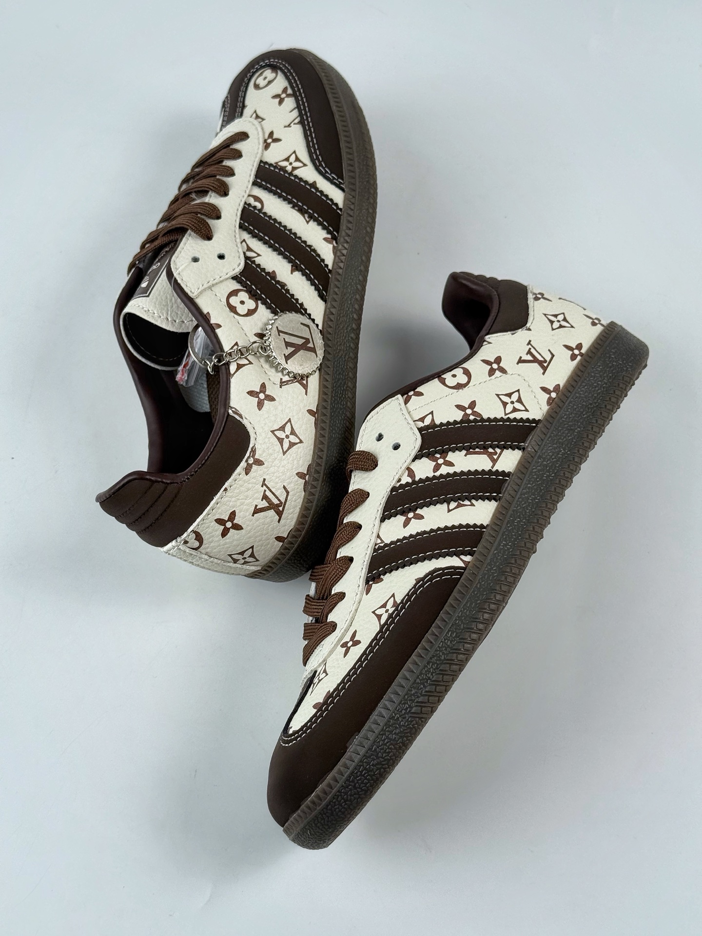 200 adidoriginals Samba OG x Louis Vuitton 黑白 桑巴舞系列复古经典轻便板鞋  DX0010
