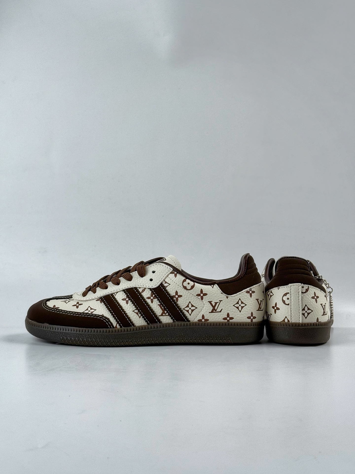 200 adidoriginals Samba OG x Louis Vuitton 黑白 桑巴舞系列复古经典轻便板鞋  DX0010