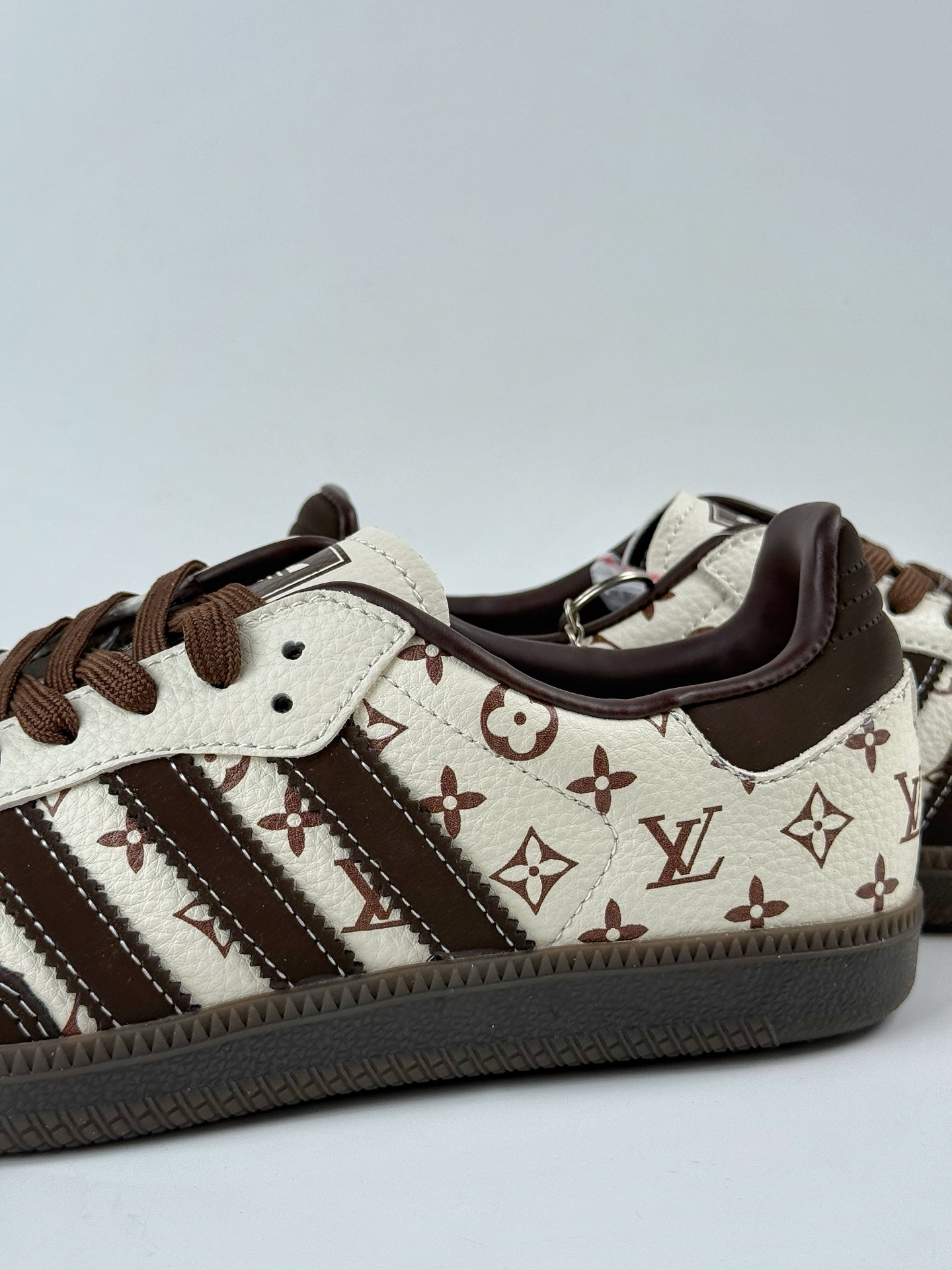 200 adidoriginals Samba OG x Louis Vuitton 黑白 桑巴舞系列复古经典轻便板鞋  DX0010