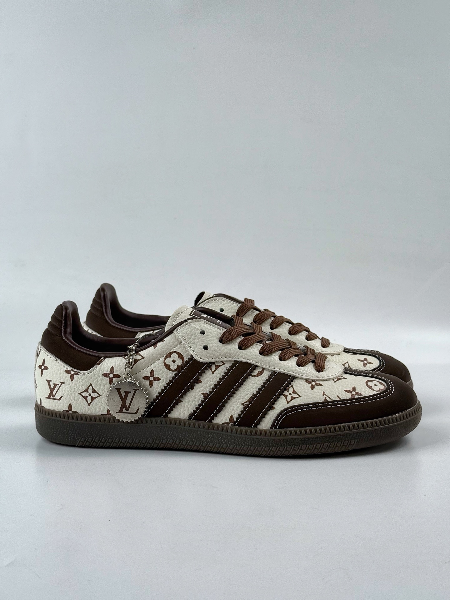 200 adidoriginals Samba OG x Louis Vuitton 黑白 桑巴舞系列复古经典轻便板鞋  DX0010