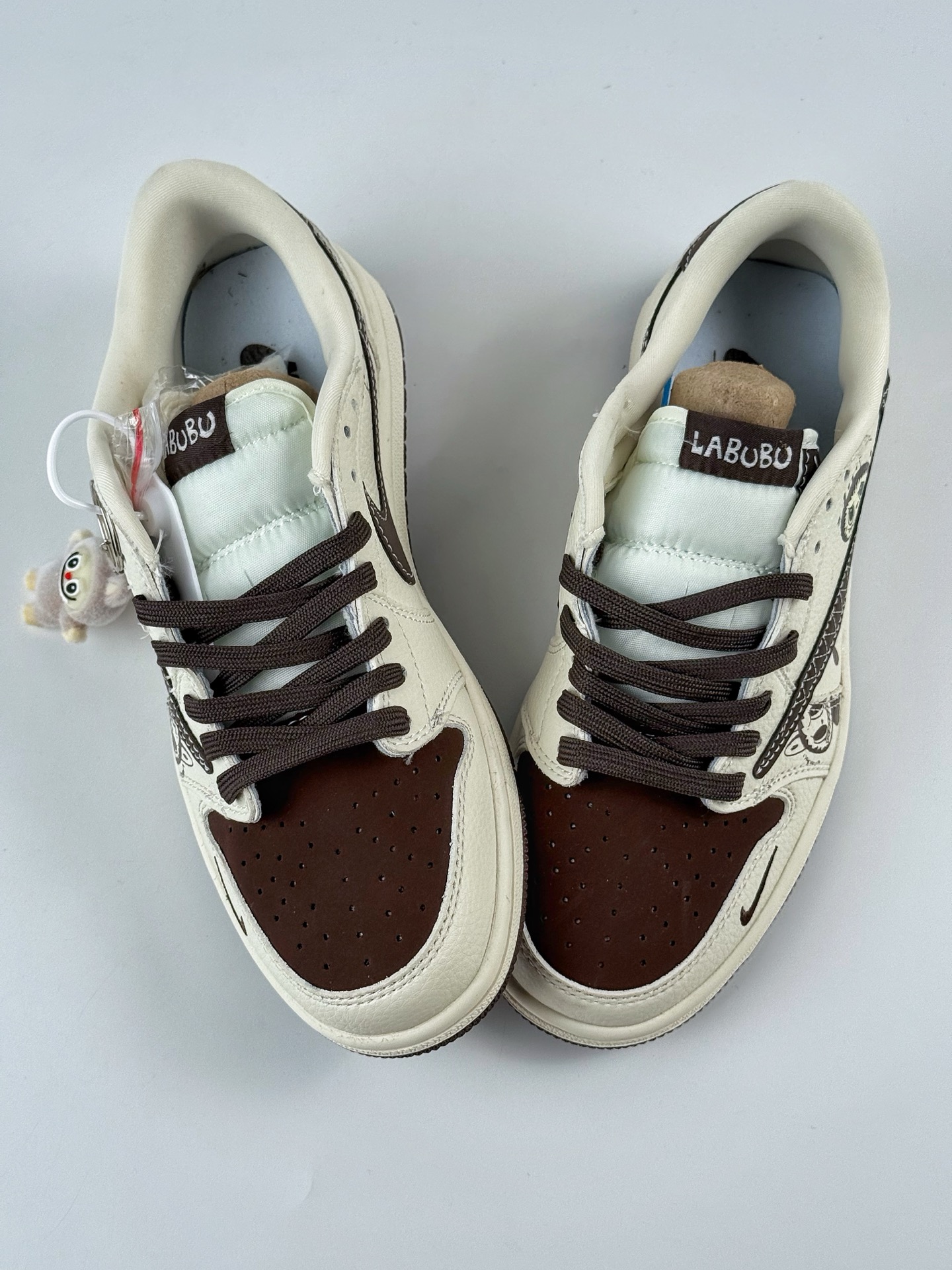 Travis Scott x Nike Air Jordan 1 Low x LABUBU Air Jordan 1 Low 反转白棕小勾拉布布倒钩  XS2025-051