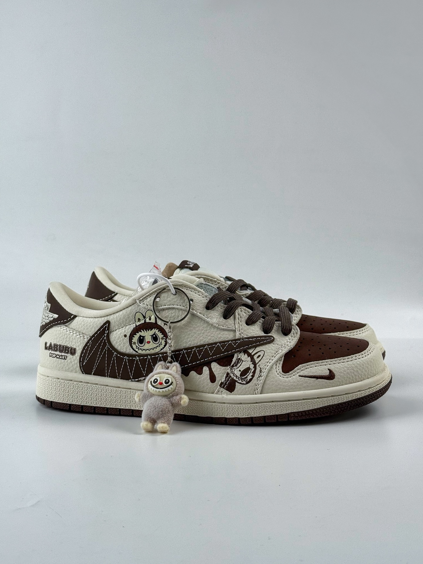 Travis Scott x Nike Air Jordan 1 Low x LABUBU Air Jordan 1 Low 反转白棕小勾拉布布倒钩  XS2025-051