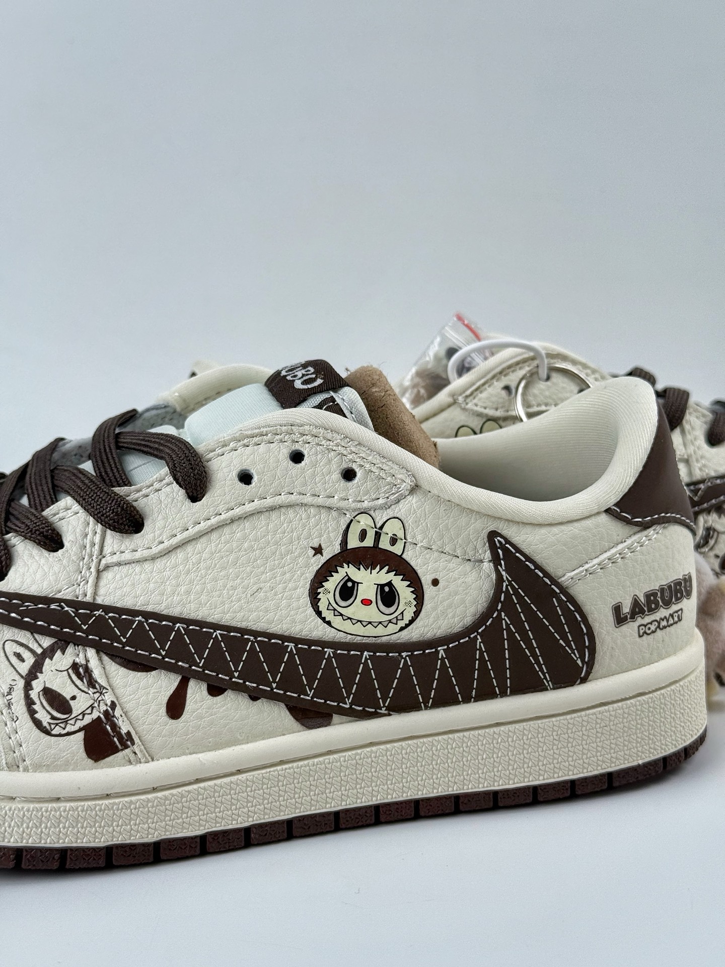 Travis Scott x Nike Air Jordan 1 Low x LABUBU Air Jordan 1 Low 反转白棕小勾拉布布倒钩  XS2025-051