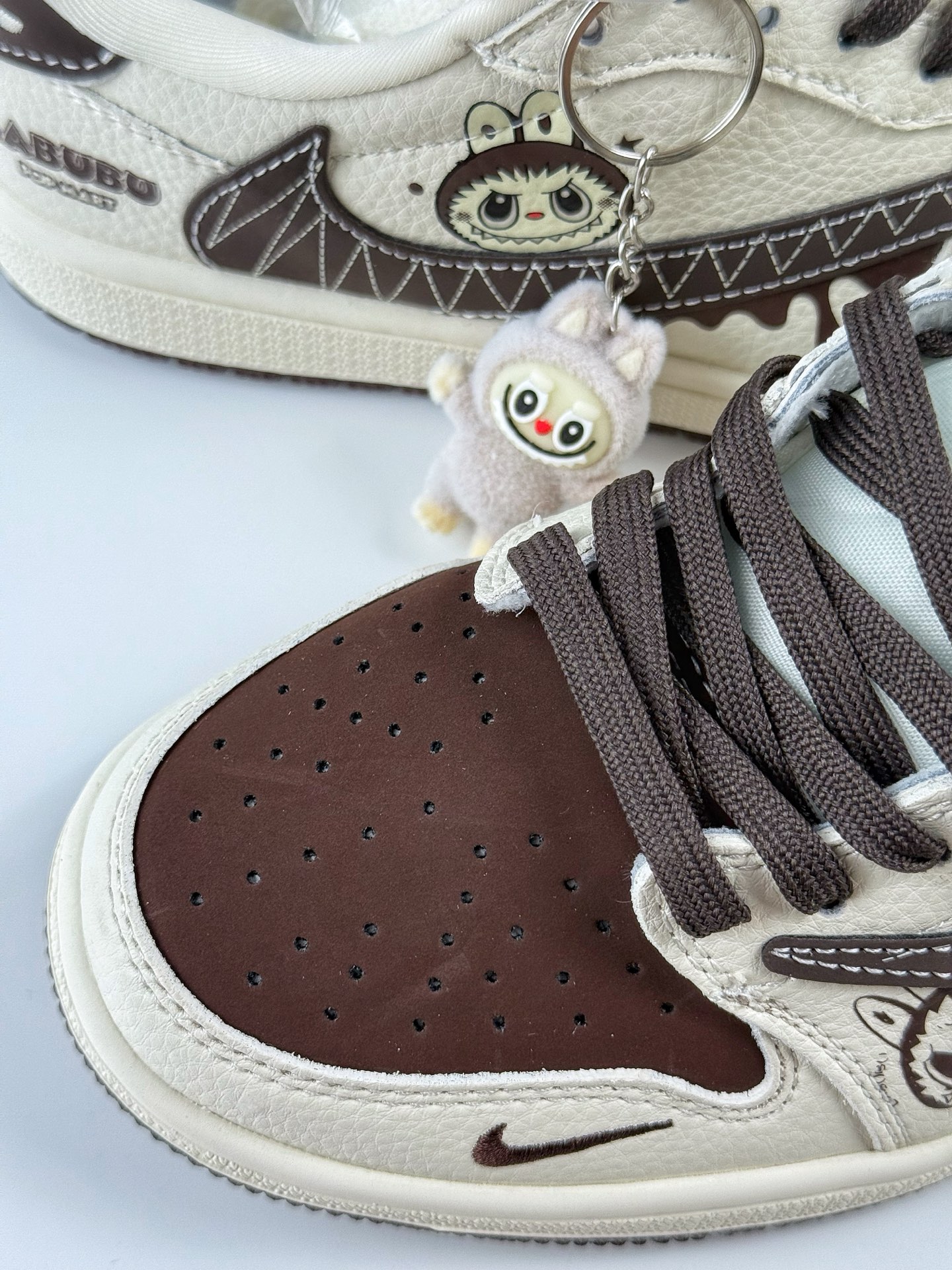 Travis Scott x Nike Air Jordan 1 Low x LABUBU Air Jordan 1 Low 反转白棕小勾拉布布倒钩  XS2025-051