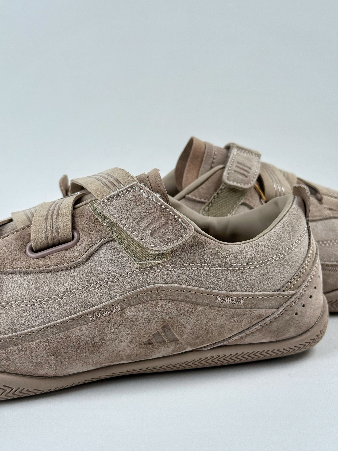 AdidFOS 舒适时尚 防滑耐磨 低帮 生活休闲鞋  JS2445