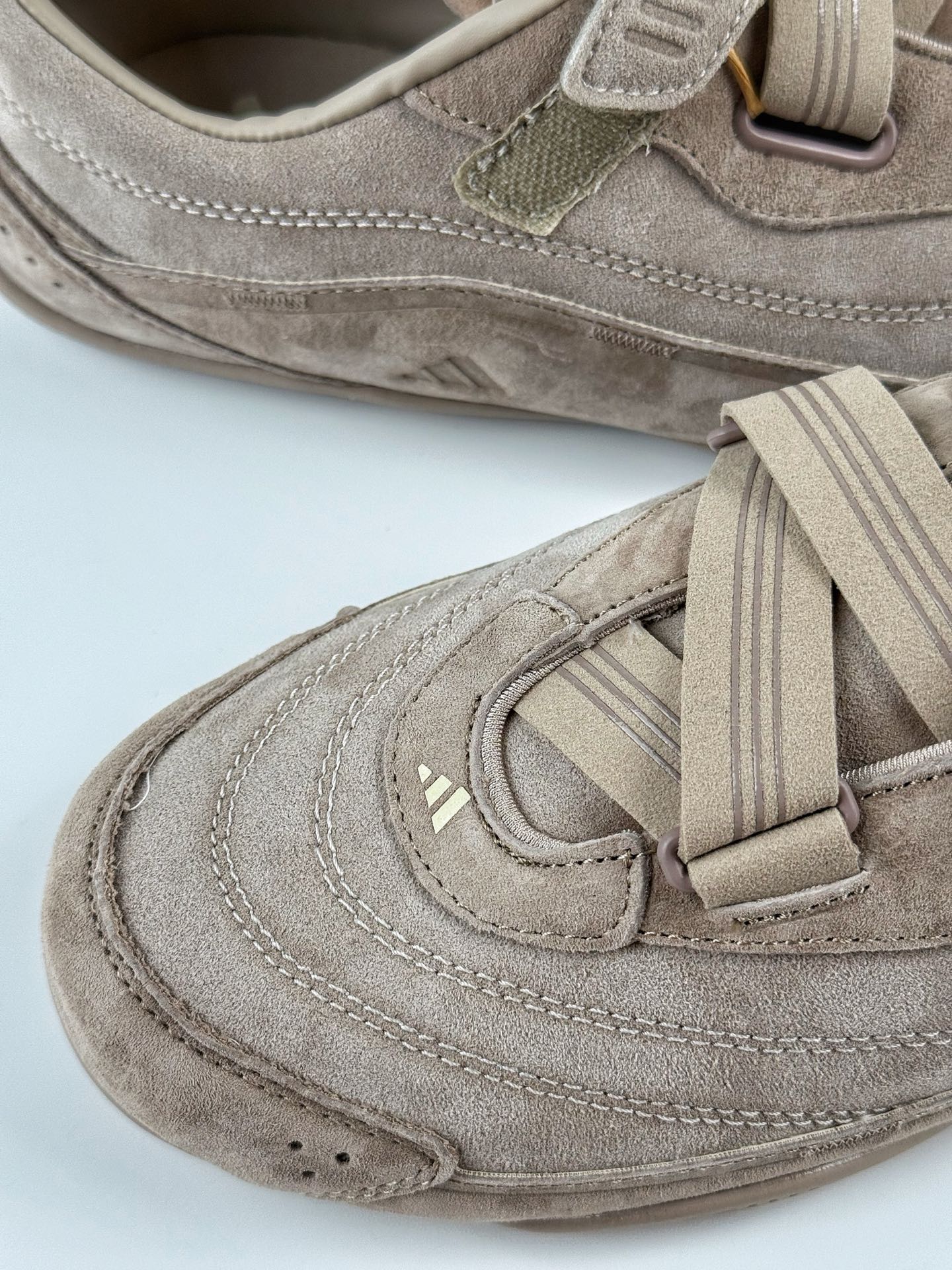 AdidFOS 舒适时尚 防滑耐磨 低帮 生活休闲鞋  JS2445