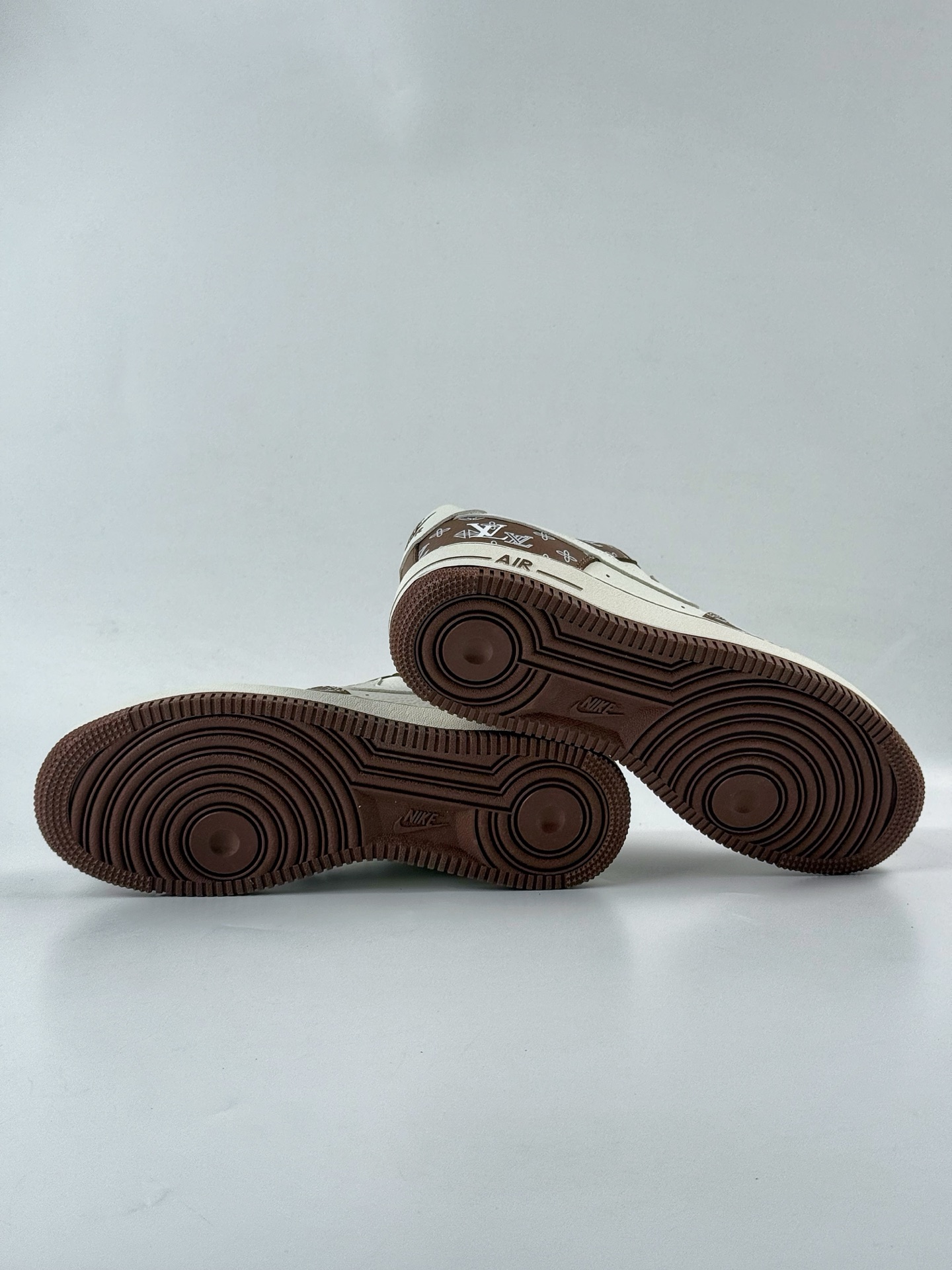Nike Air Force 1 Low 07 x Louis Vuitton 棕白小勾  LW9279-018