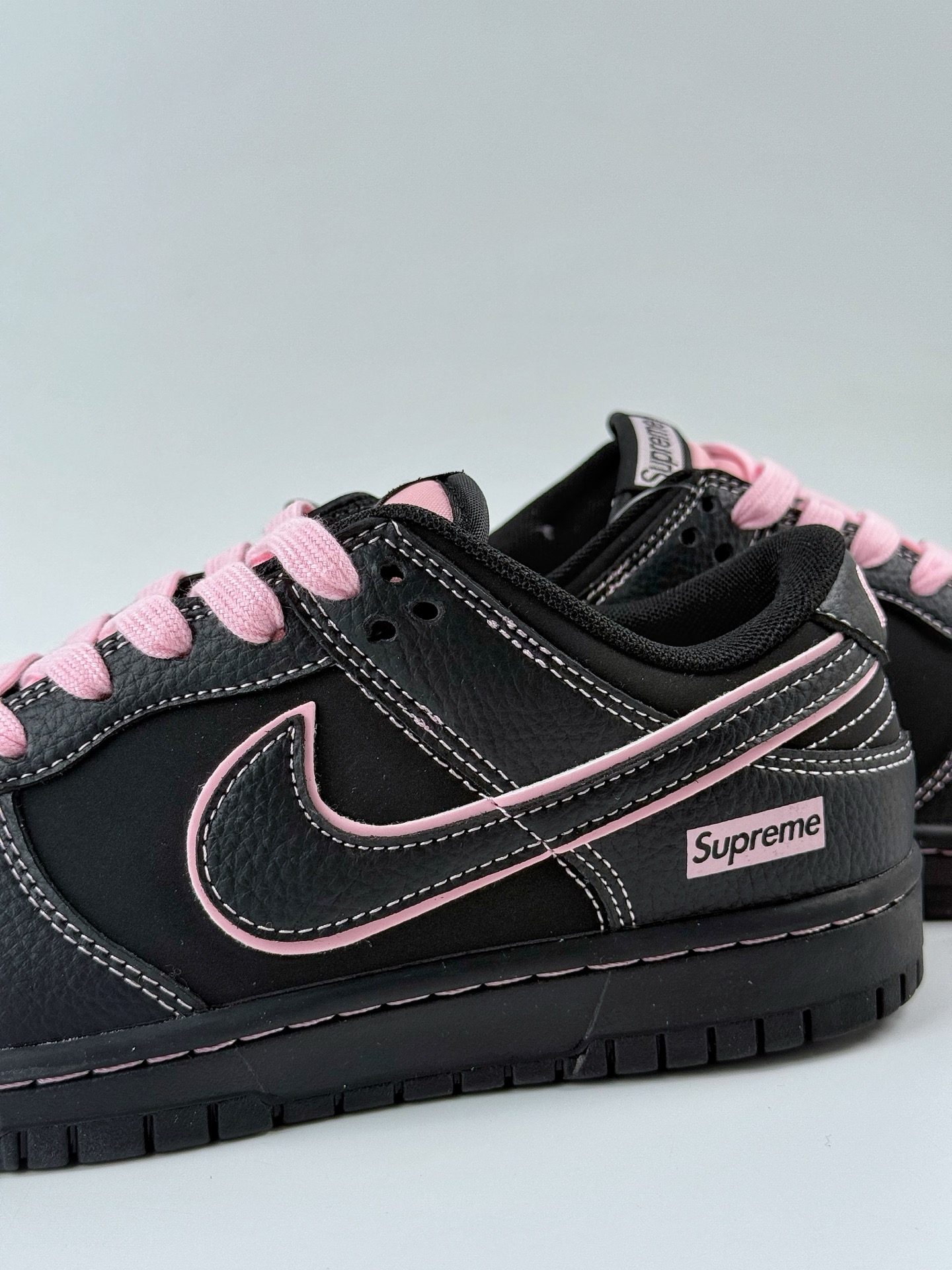 Nike SB Dunk Low x Superme 黑粉小勾  QW5836-014
