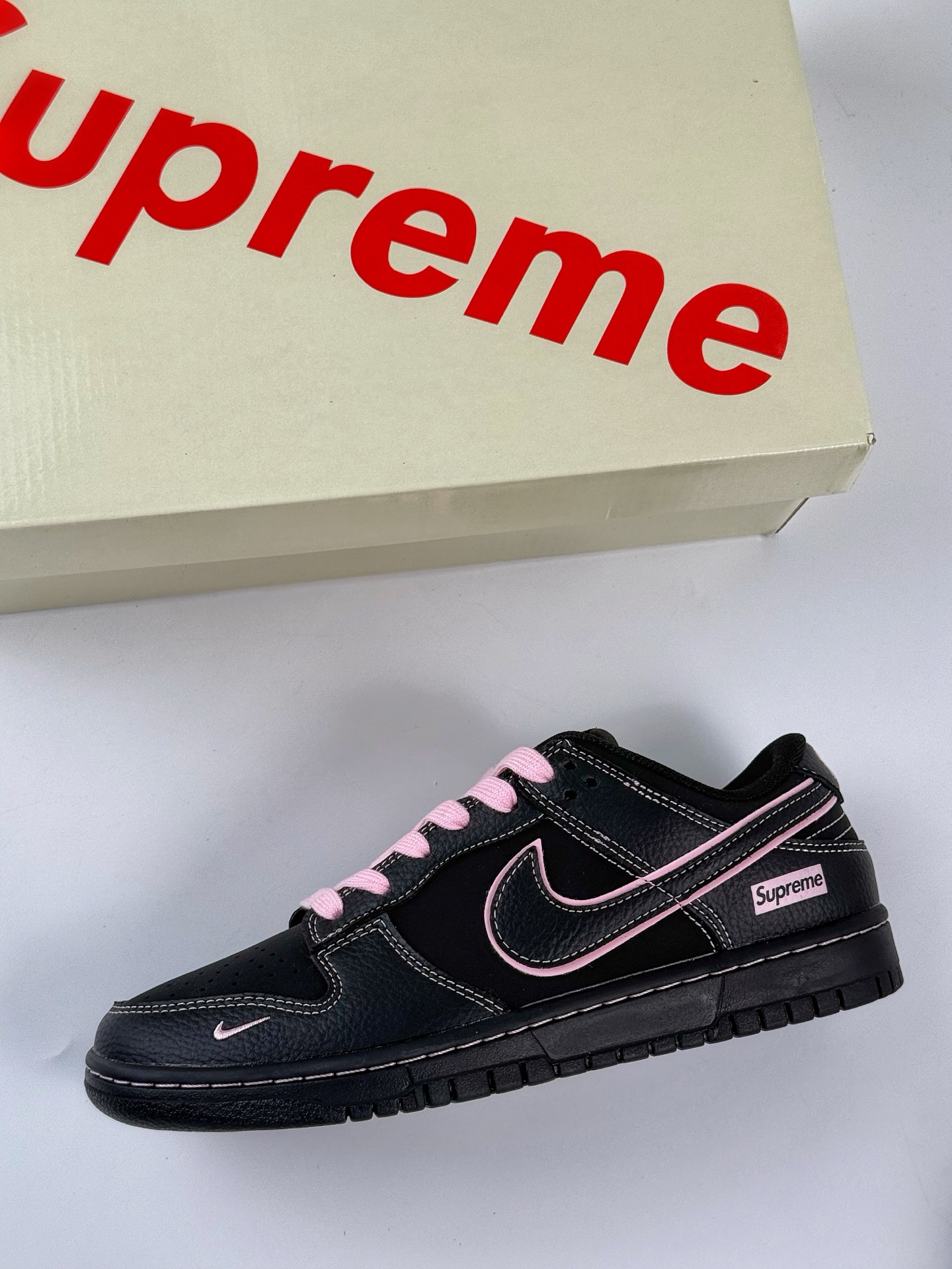 Nike SB Dunk Low x Superme 黑粉小勾  QW5836-014