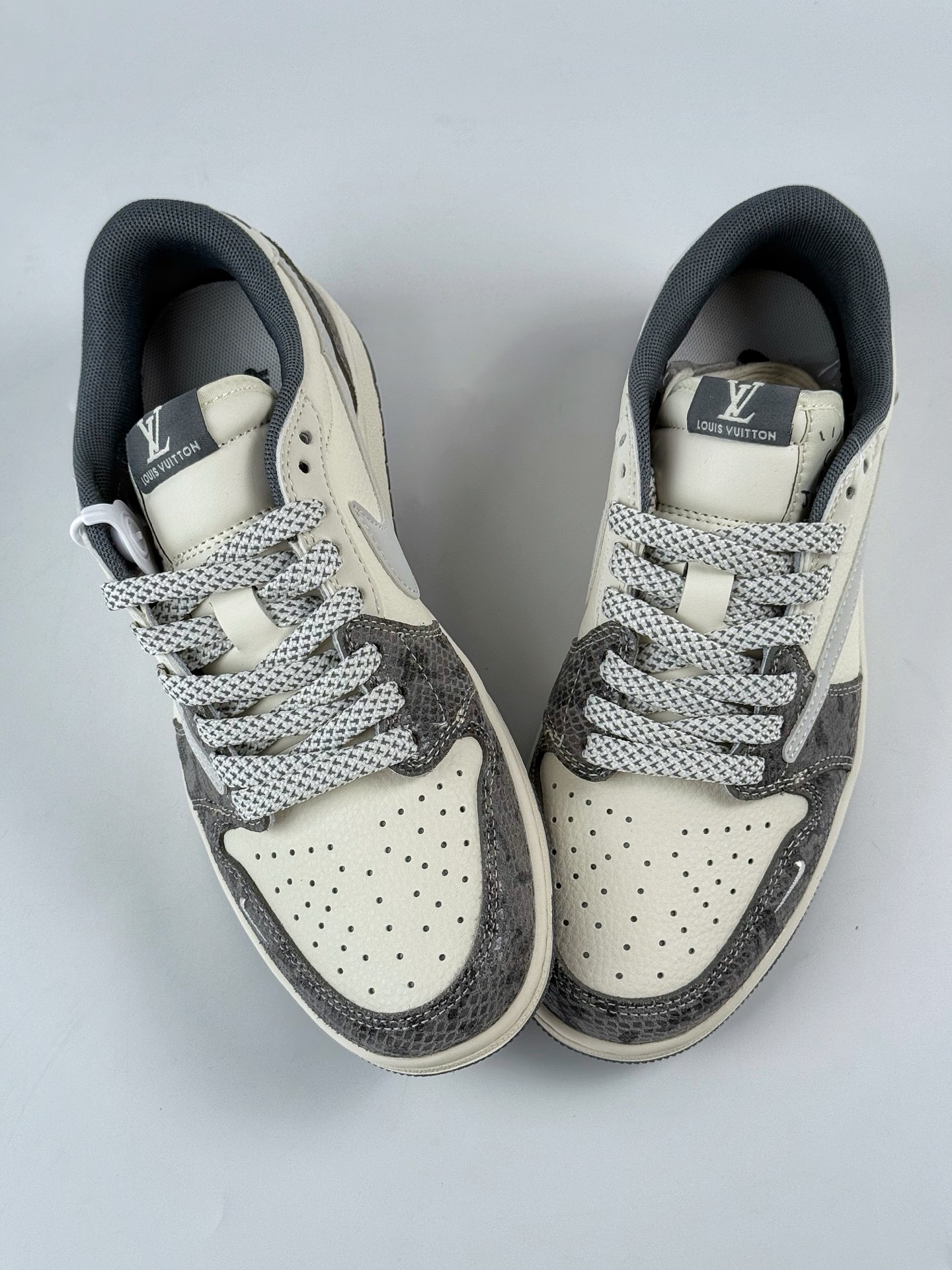 Travis Scott x Nike Air Jordan 1 Low x Louis Vuitton Air Jordan 1 Low 反转灰白小勾满天星倒钩 XS7089-619