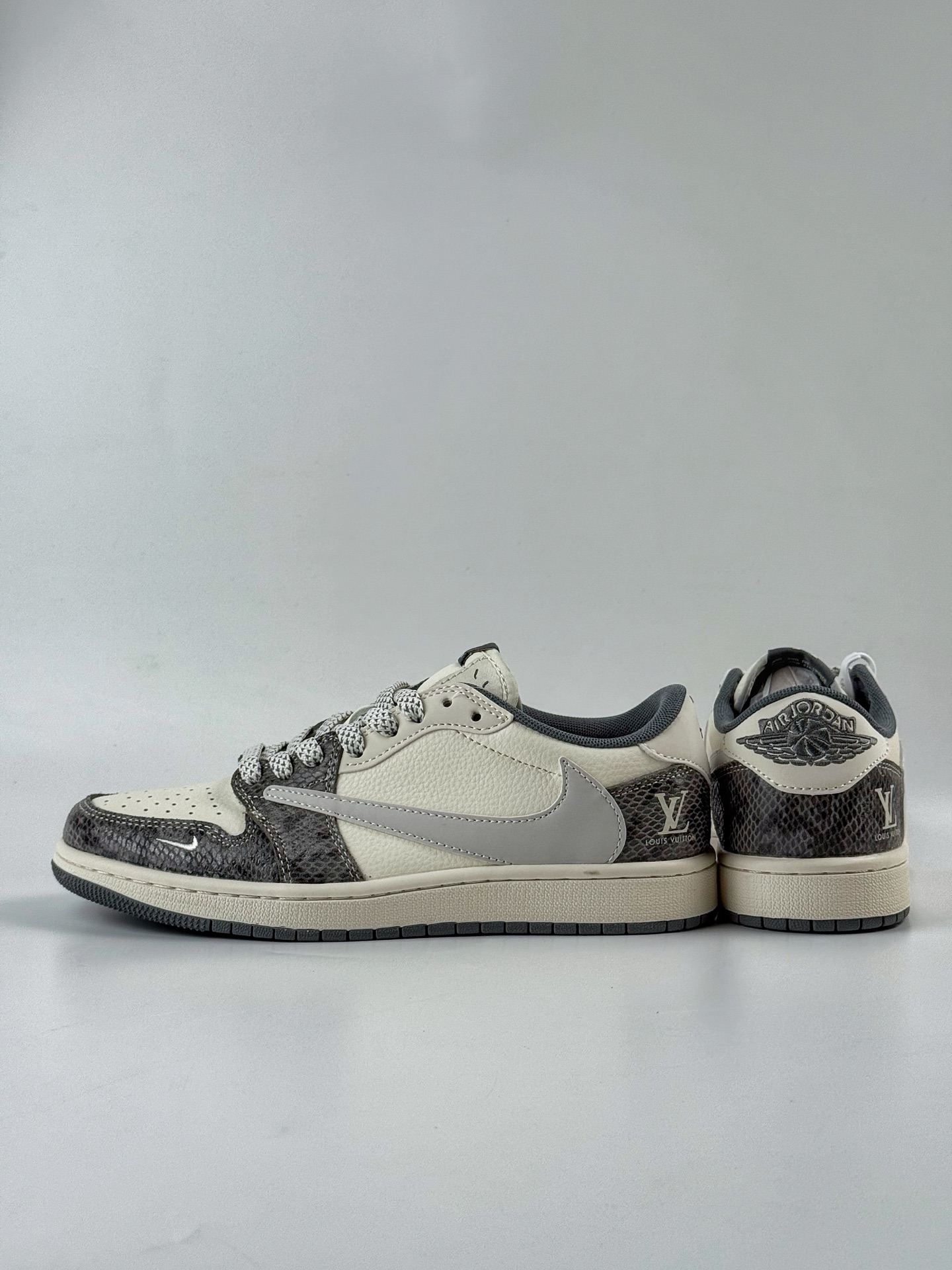 Travis Scott x Nike Air Jordan 1 Low x Louis Vuitton Air Jordan 1 Low 反转灰白小勾满天星倒钩 XS7089-619