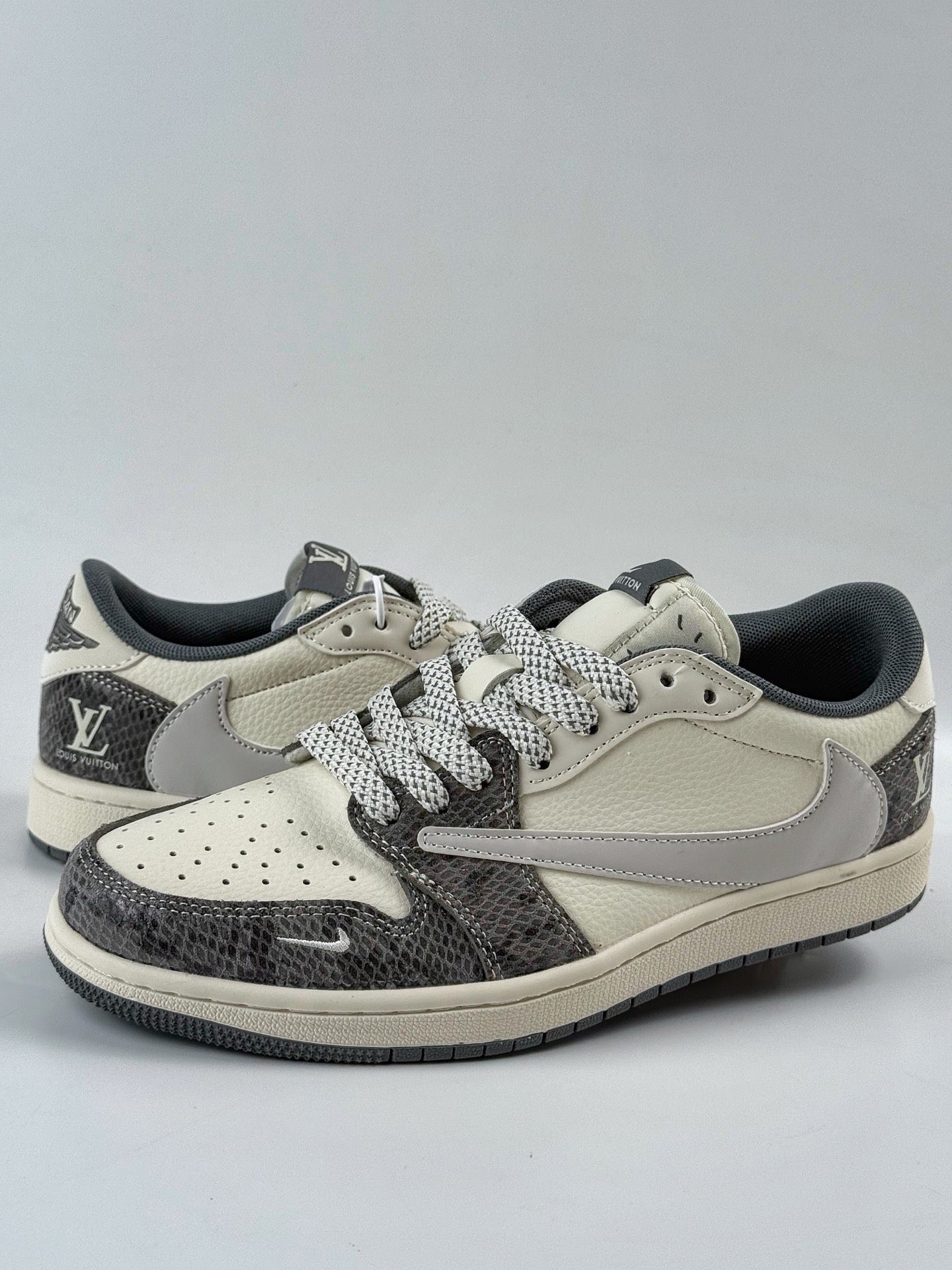 Travis Scott x Nike Air Jordan 1 Low x Louis Vuitton Air Jordan 1 Low 反转灰白小勾满天星倒钩 XS7089-619