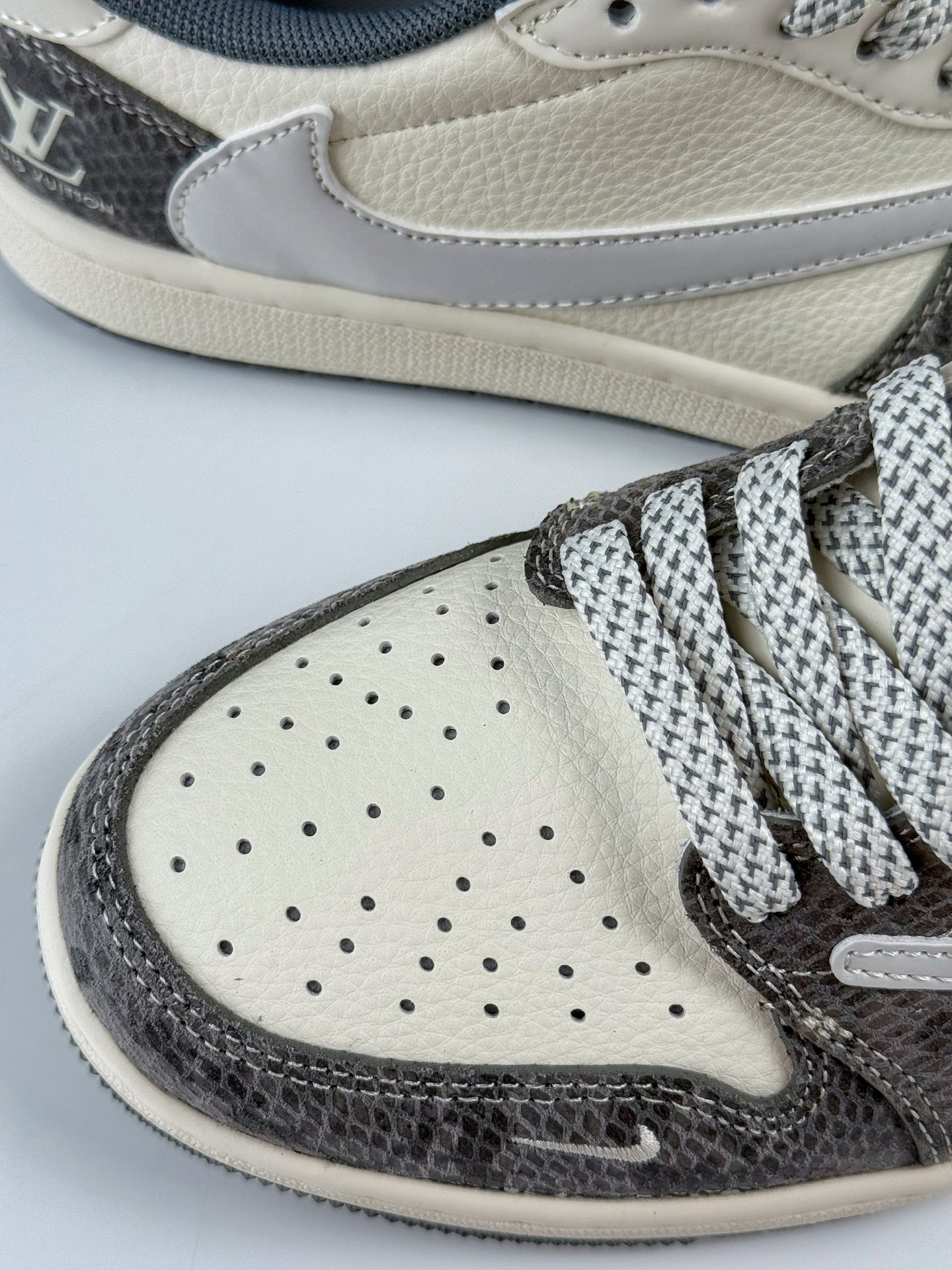 Travis Scott x Nike Air Jordan 1 Low x Louis Vuitton Air Jordan 1 Low 反转灰白小勾满天星倒钩 XS7089-619