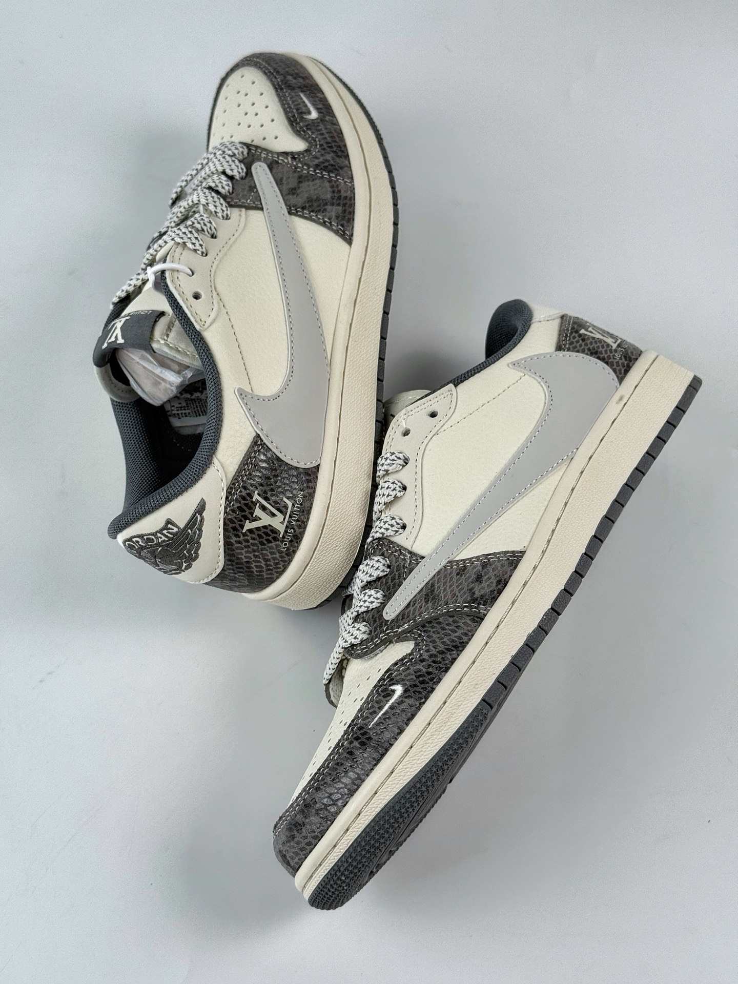 Travis Scott x Nike Air Jordan 1 Low x Louis Vuitton Air Jordan 1 Low 反转灰白小勾满天星倒钩 XS7089-619
