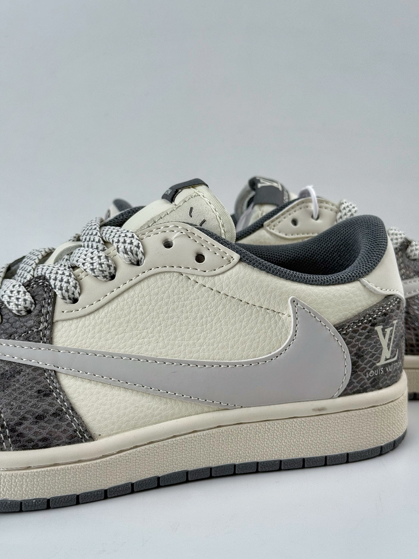 Travis Scott x Nike Air Jordan 1 Low x Louis Vuitton Air Jordan 1 Low 反转灰白小勾满天星倒钩 XS7089-619