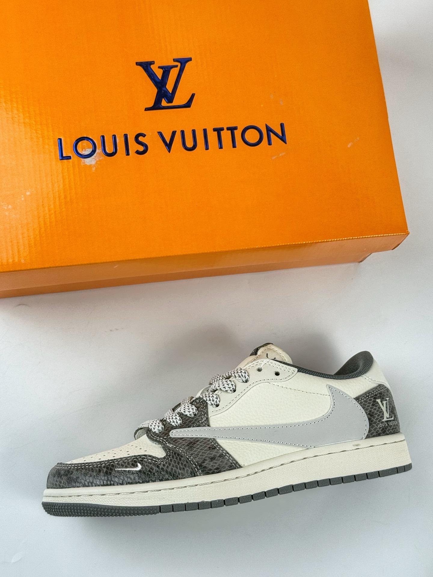 Travis Scott x Nike Air Jordan 1 Low x Louis Vuitton Air Jordan 1 Low 反转灰白小勾满天星倒钩 XS7089-619
