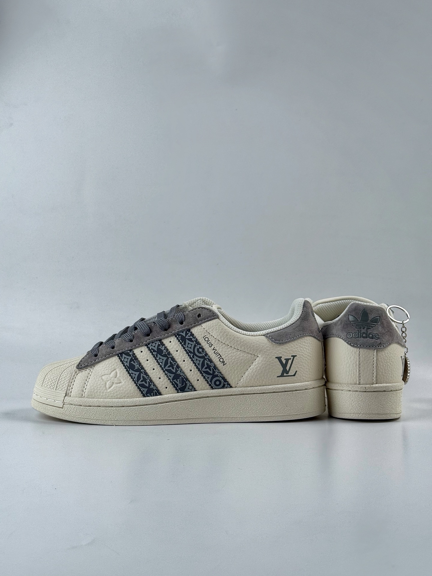 AD Originals Superstar x Louis Vuitton 白灰  XS0007