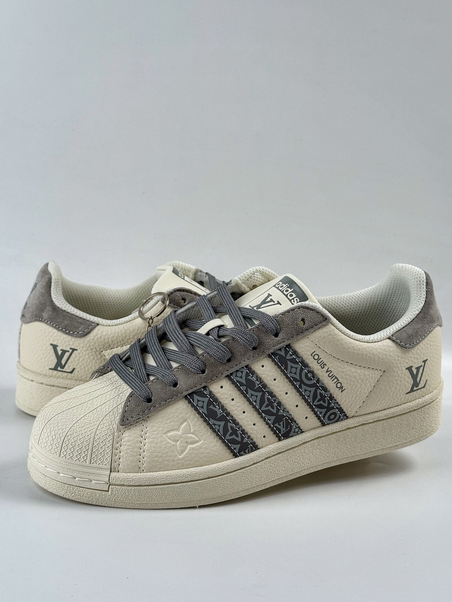AD Originals Superstar x Louis Vuitton 白灰  XS0007