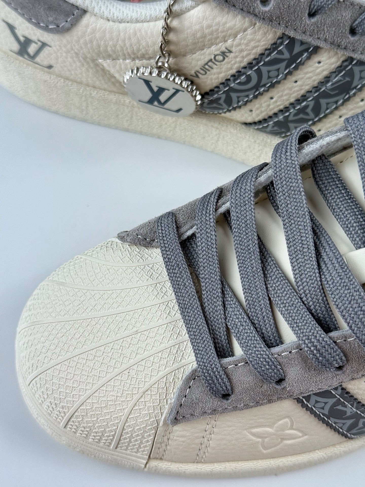 AD Originals Superstar x Louis Vuitton 白灰  XS0007