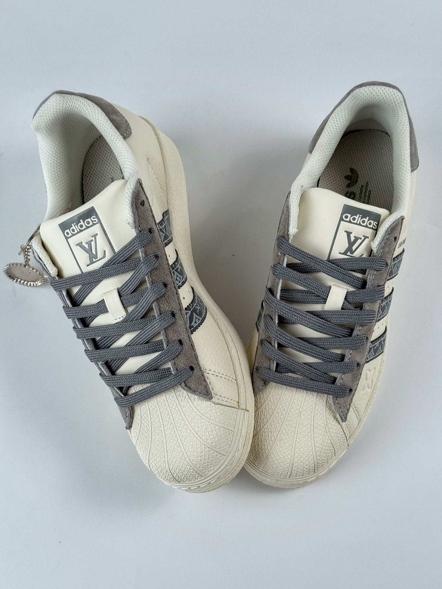 AD Originals Superstar x Louis Vuitton 白灰  XS0007