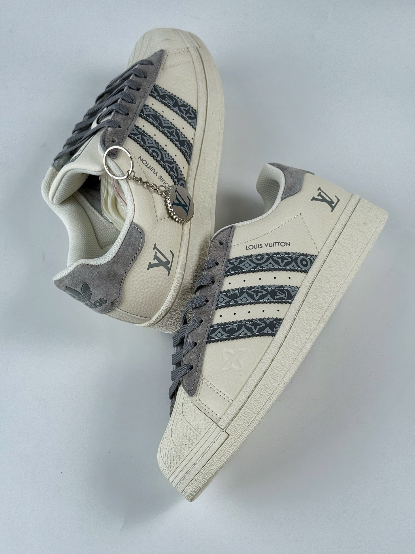 AD Originals Superstar x Louis Vuitton 白灰  XS0007