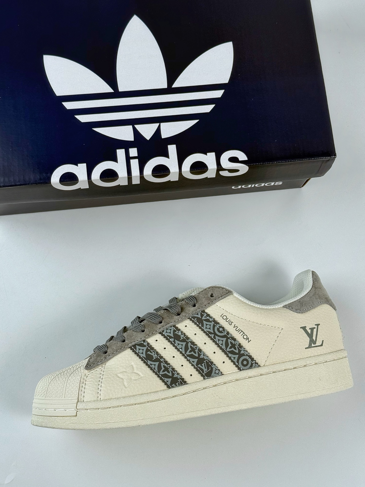 AD Originals Superstar x Louis Vuitton 白灰  XS0007