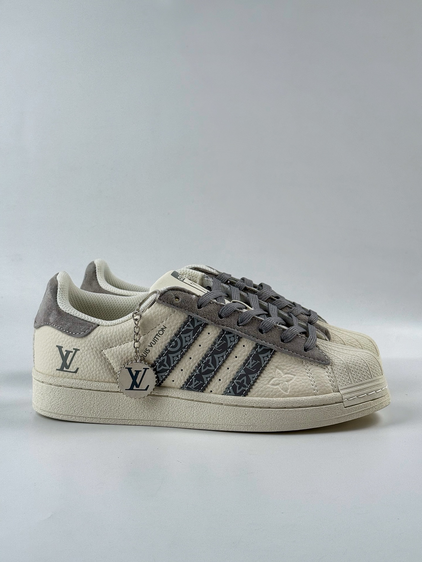 AD Originals Superstar x Louis Vuitton 白灰  XS0007