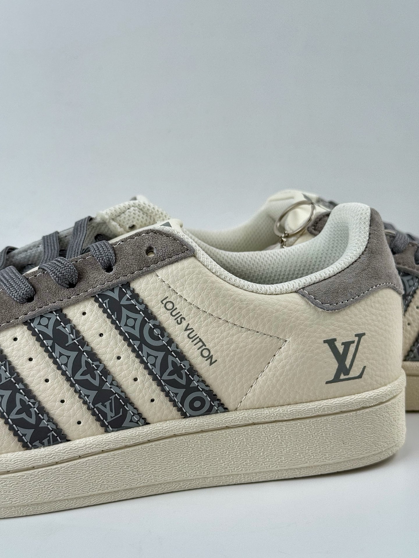 AD Originals Superstar x Louis Vuitton 白灰  XS0007