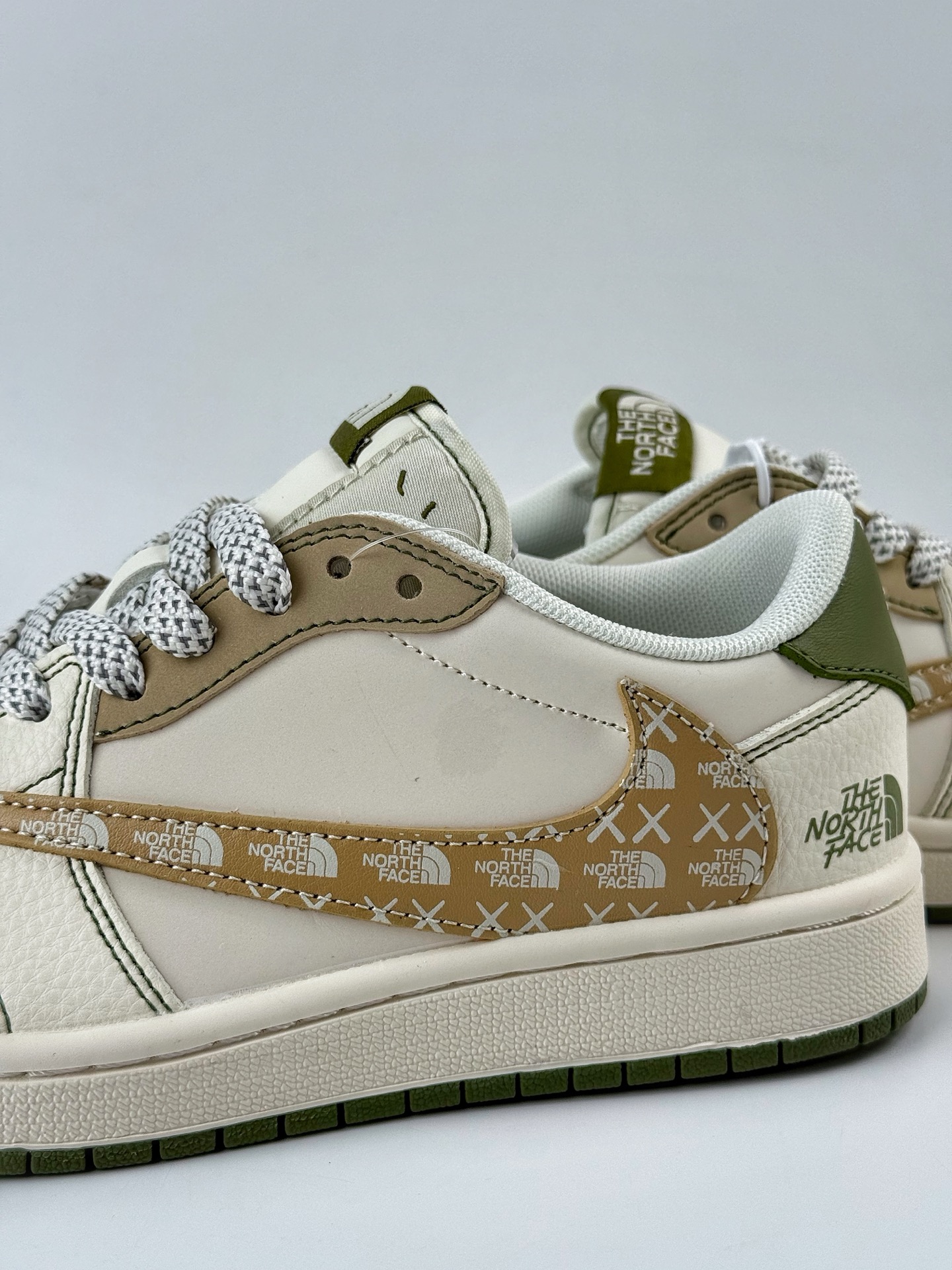 Travis Scott x Nike Air Jordan 1 Low x The North Face Air Jordan 1 Low 反转白卡其小勾满天星倒钩 QW5088-204
