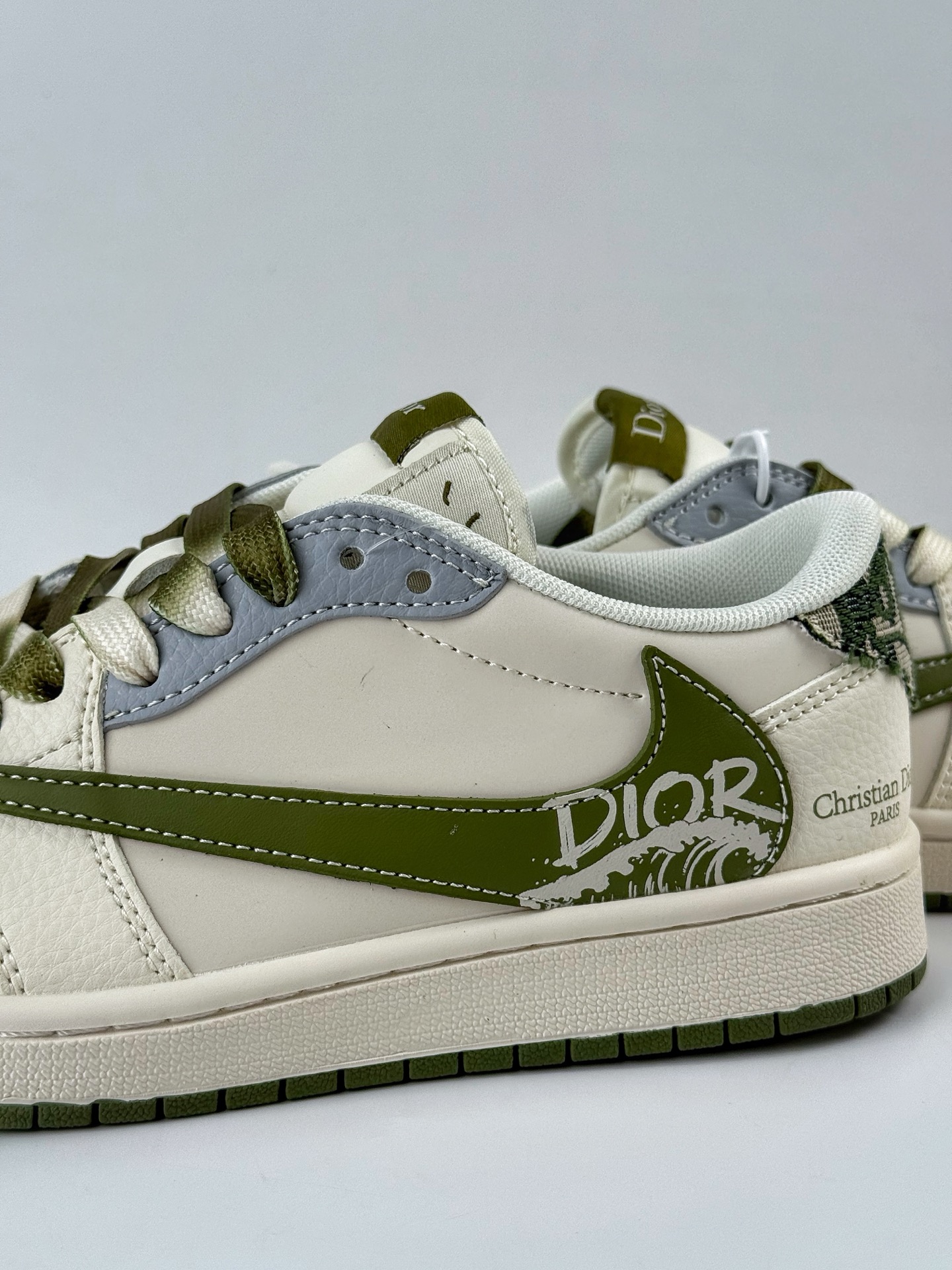 Travis Scott x Nike Air Jordan 1 Low x DIOR Air Jordan 1 Low 反转白绿小勾倒钩  QW5088-203