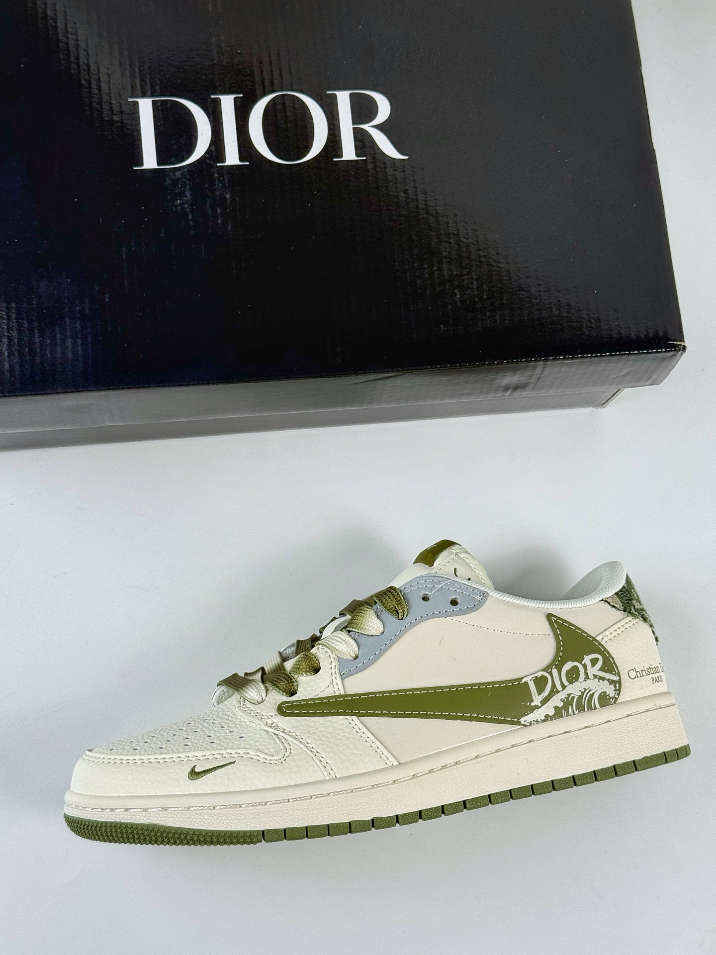 Travis Scott x Nike Air Jordan 1 Low x DIOR Air Jordan 1 Low 反转白绿小勾倒钩  QW5088-203