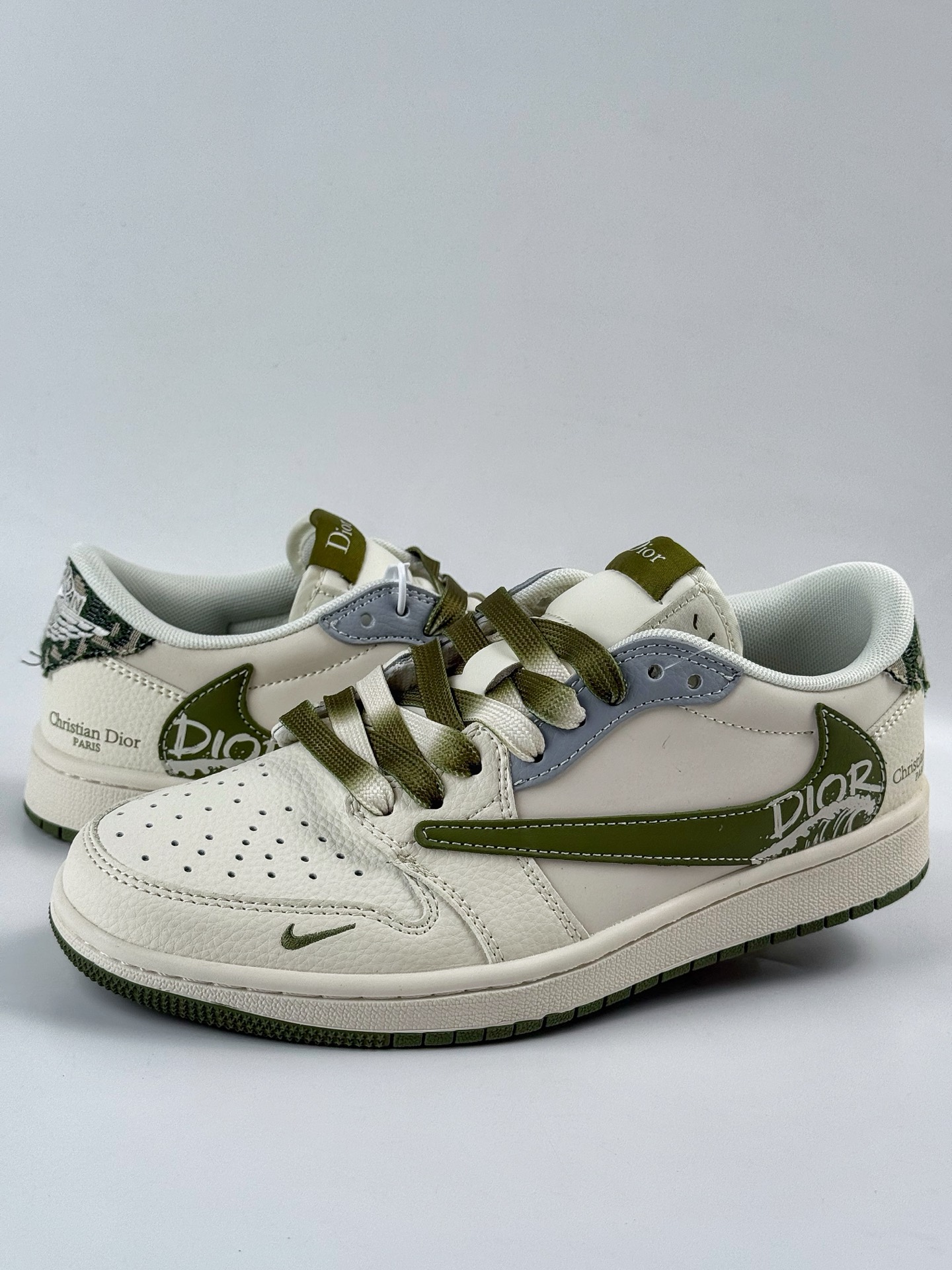 Travis Scott x Nike Air Jordan 1 Low x DIOR Air Jordan 1 Low 反转白绿小勾倒钩  QW5088-203