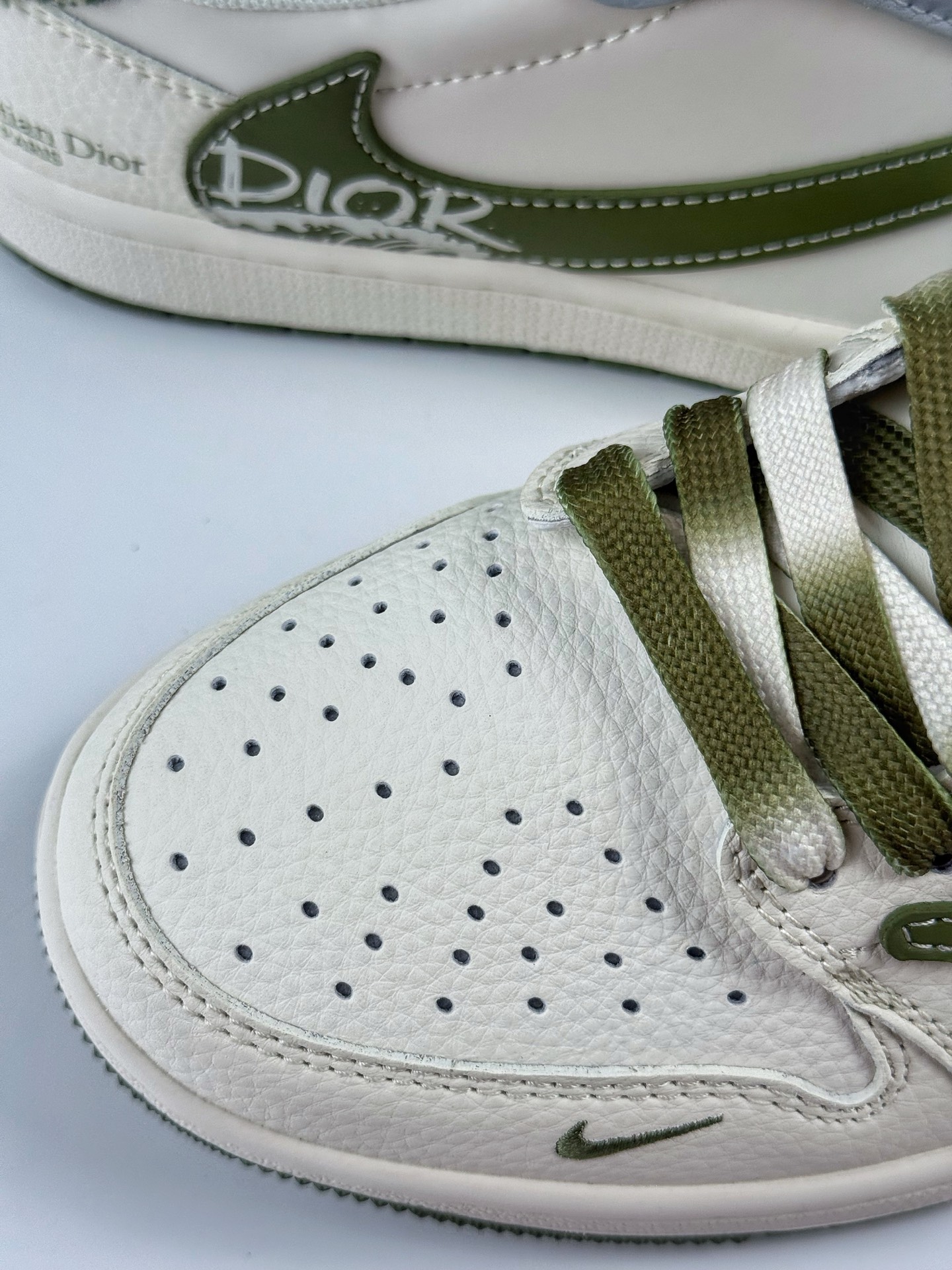 Travis Scott x Nike Air Jordan 1 Low x DIOR Air Jordan 1 Low 反转白绿小勾倒钩  QW5088-203