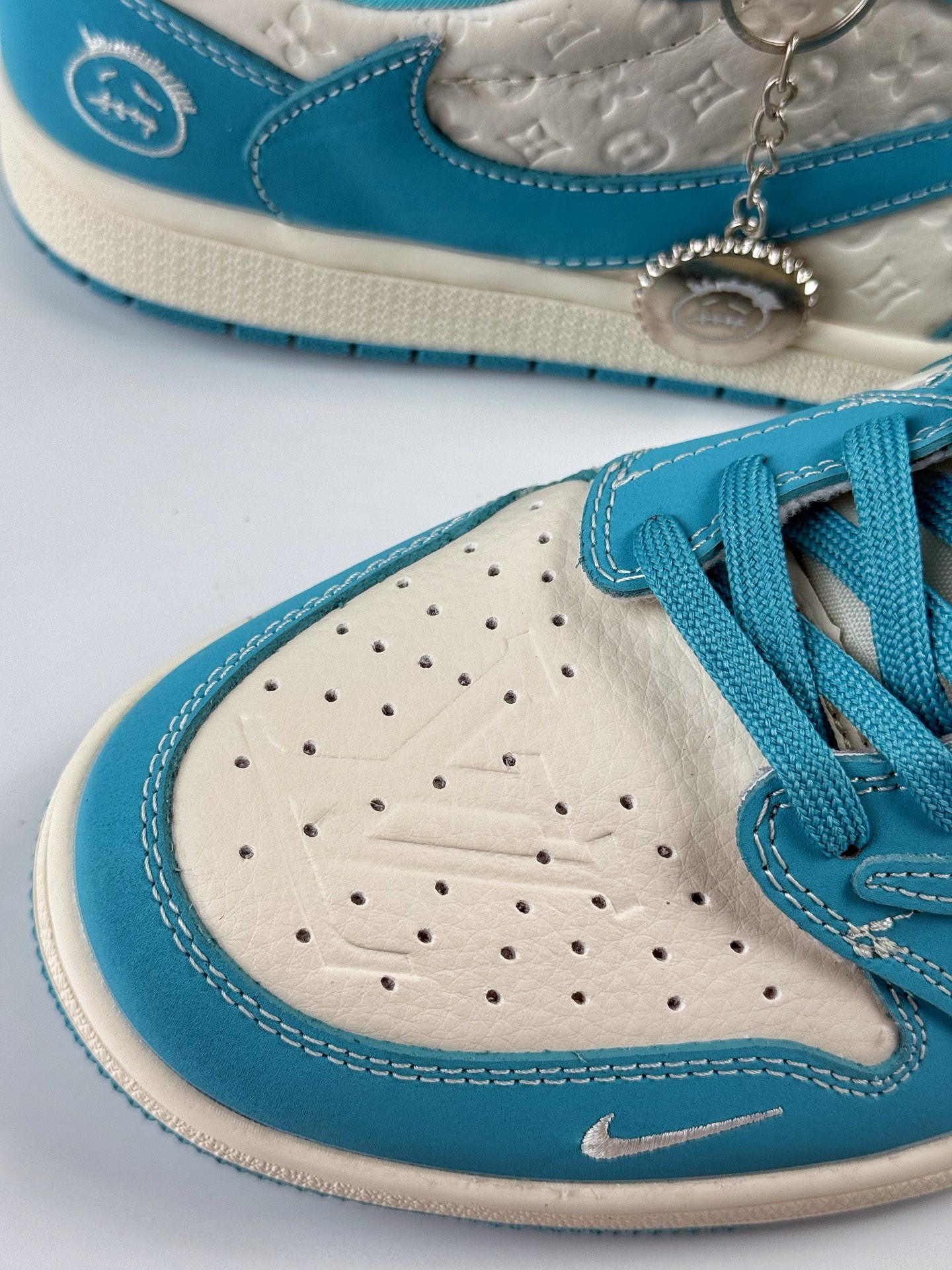 Travis Scott x Nike Air Jordan 1 Low x Louis Vuitton Air Jordan 1 Low 反转蓝白小勾满印倒钩  LD2025-034