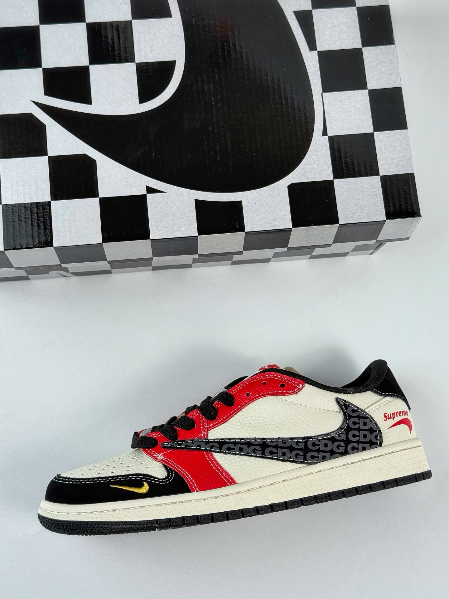 Travis Scott x Nike Air Jordan 1 Low x superme Air Jordan 1 Low 反转黑白红小勾倒钩  XB1979-013
