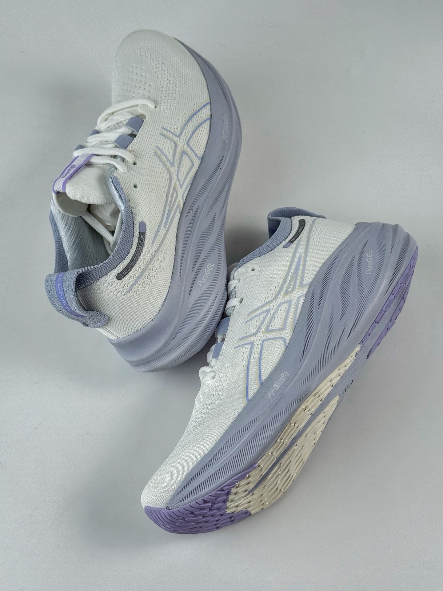 Asics Gel-NIMBUS 26 轻量跑鞋 简约大方的造型设计给人以随性休闲的时尚格调  1011B794-100