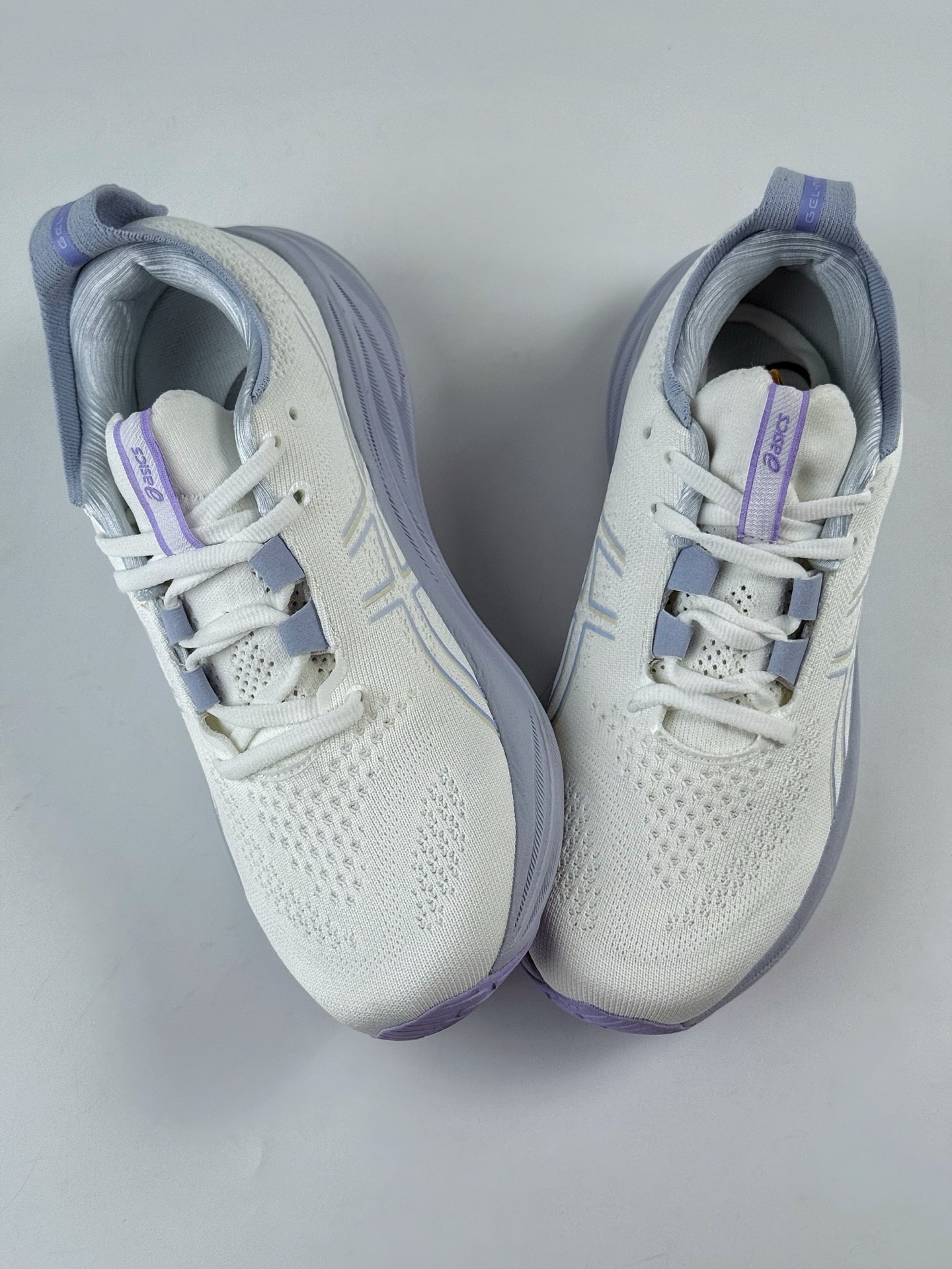 Asics Gel-NIMBUS 26 轻量跑鞋 简约大方的造型设计给人以随性休闲的时尚格调  1011B794-100