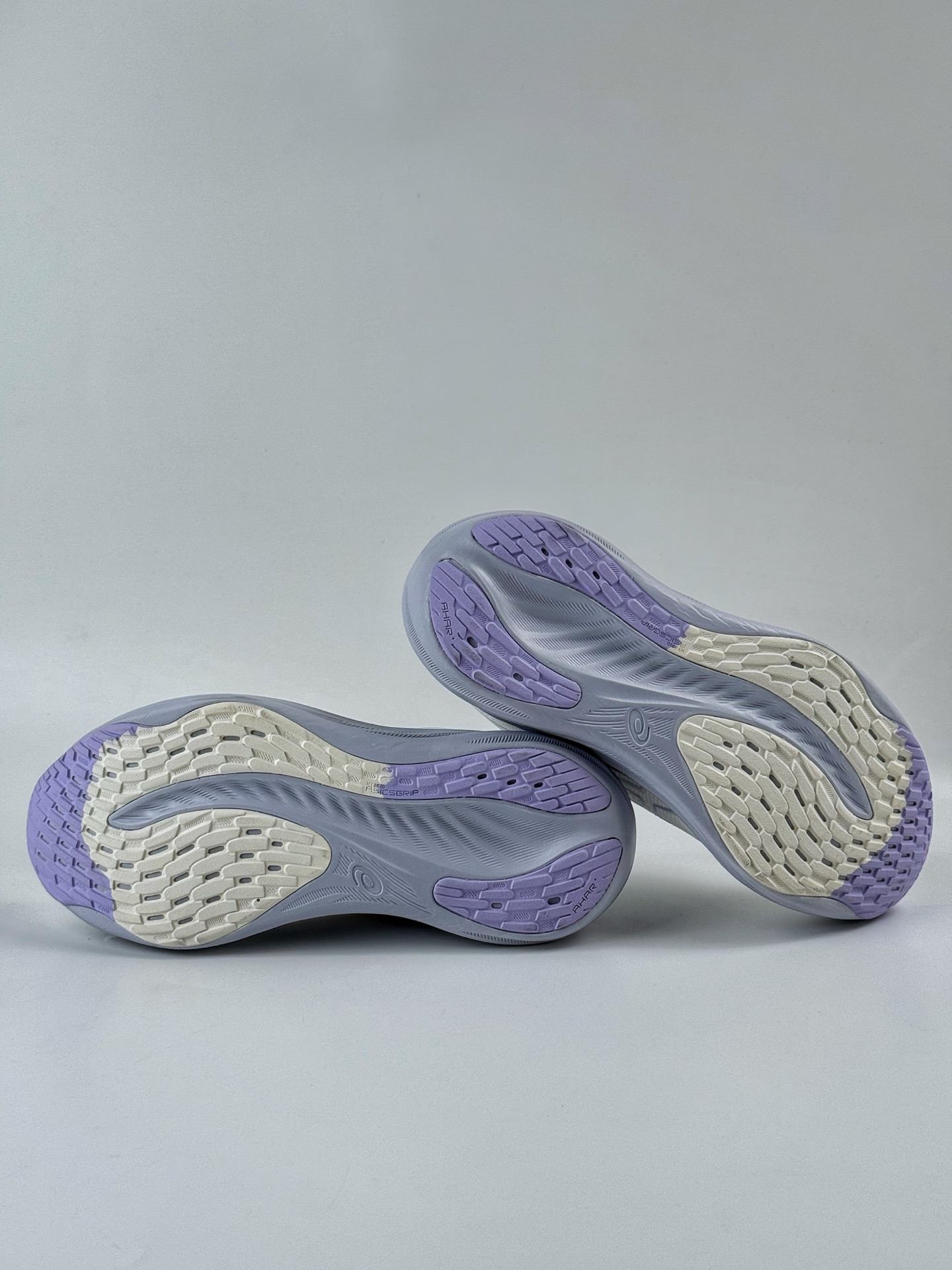 Asics Gel-NIMBUS 26 轻量跑鞋 简约大方的造型设计给人以随性休闲的时尚格调  1011B794-100