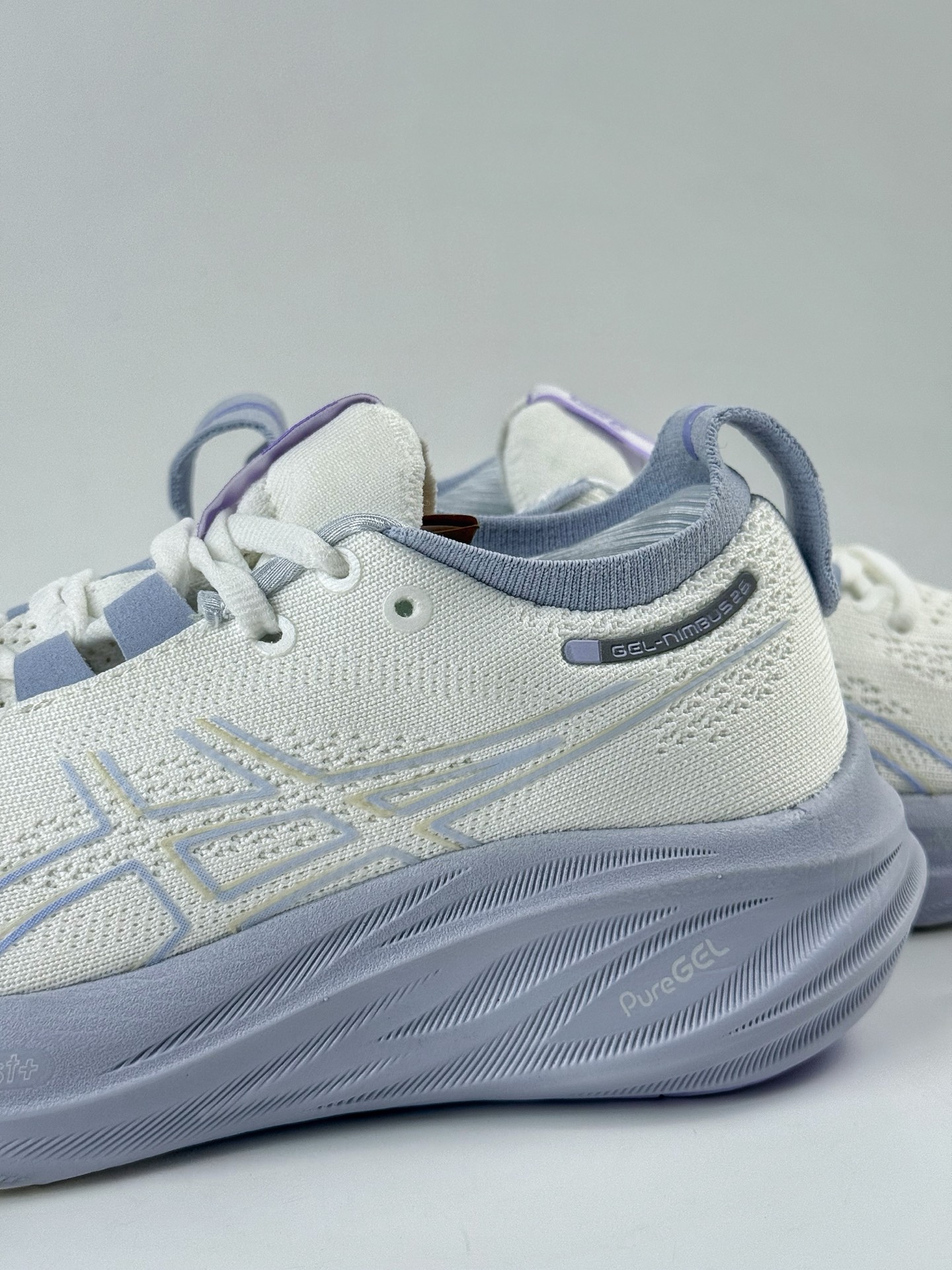Asics Gel-NIMBUS 26 轻量跑鞋 简约大方的造型设计给人以随性休闲的时尚格调  1011B794-100