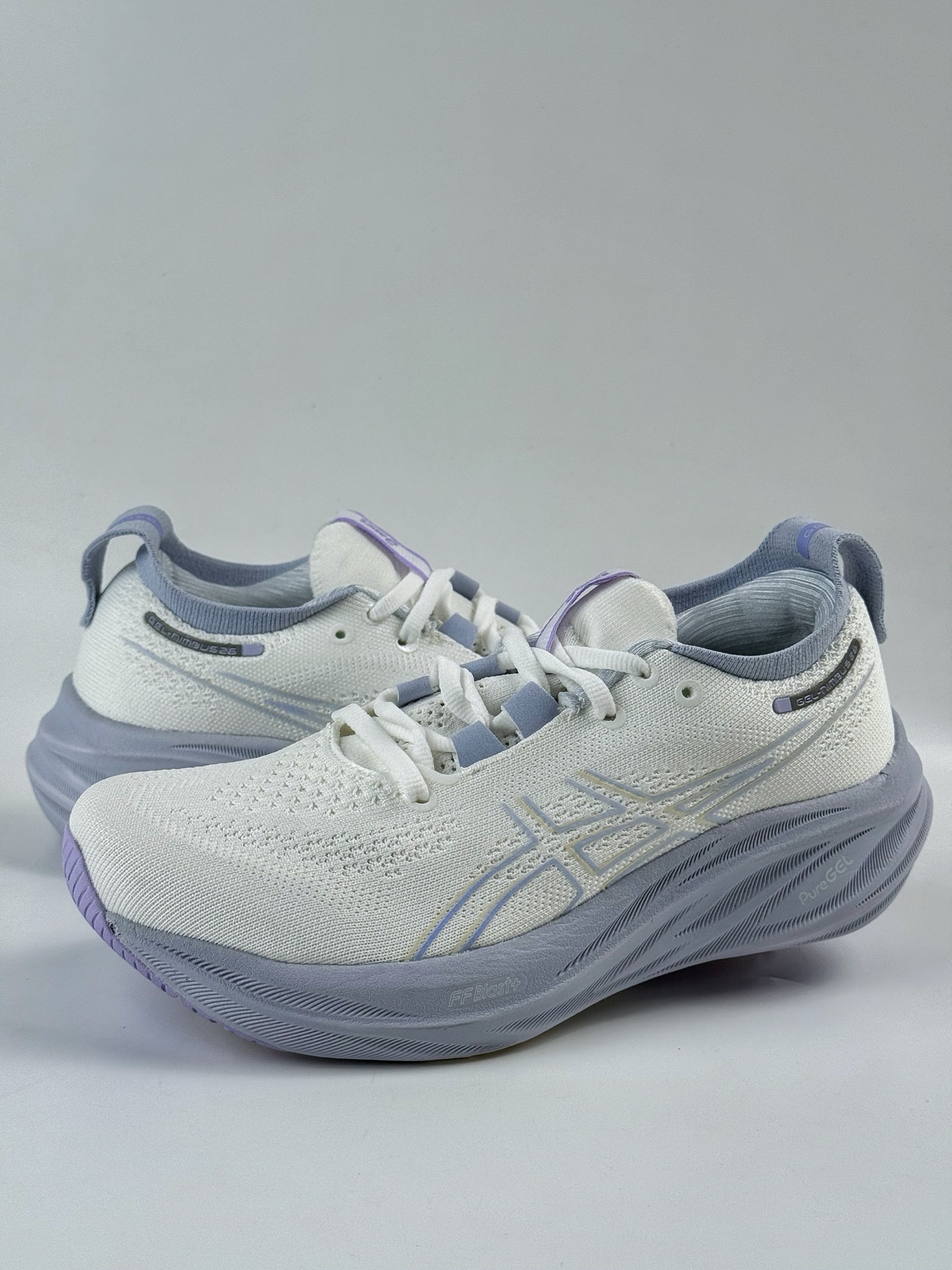 Asics Gel-NIMBUS 26 轻量跑鞋 简约大方的造型设计给人以随性休闲的时尚格调  1011B794-100