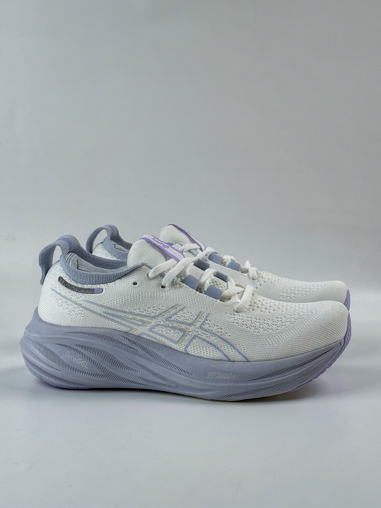Asics Gel-NIMBUS 26 轻量跑鞋 简约大方的造型设计给人以随性休闲的时尚格调  1011B794-100