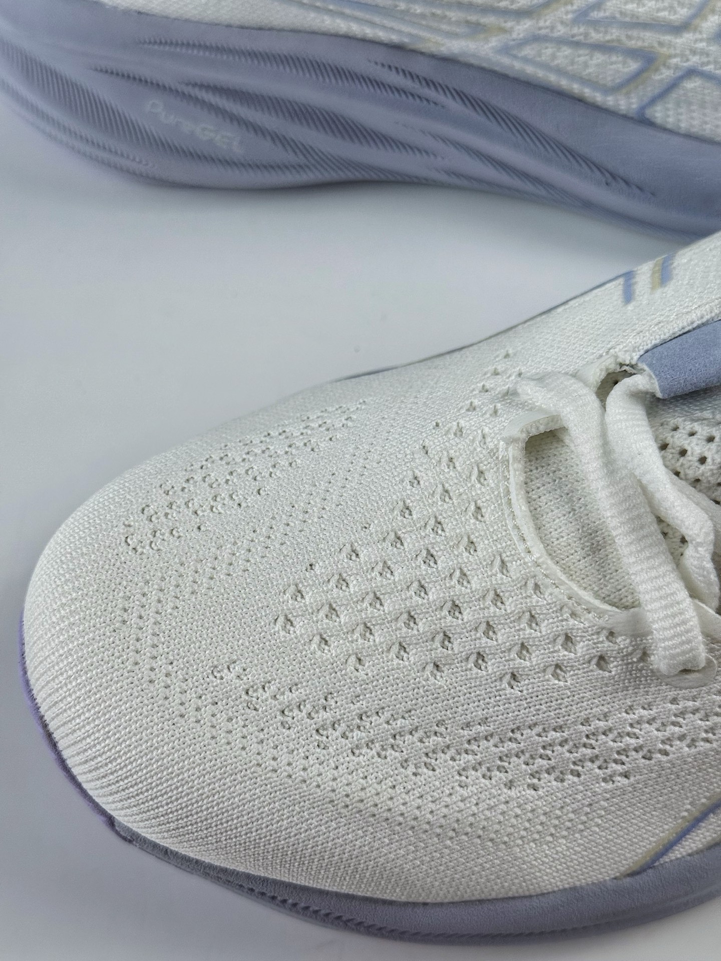 Asics Gel-NIMBUS 26 轻量跑鞋 简约大方的造型设计给人以随性休闲的时尚格调  1011B794-100