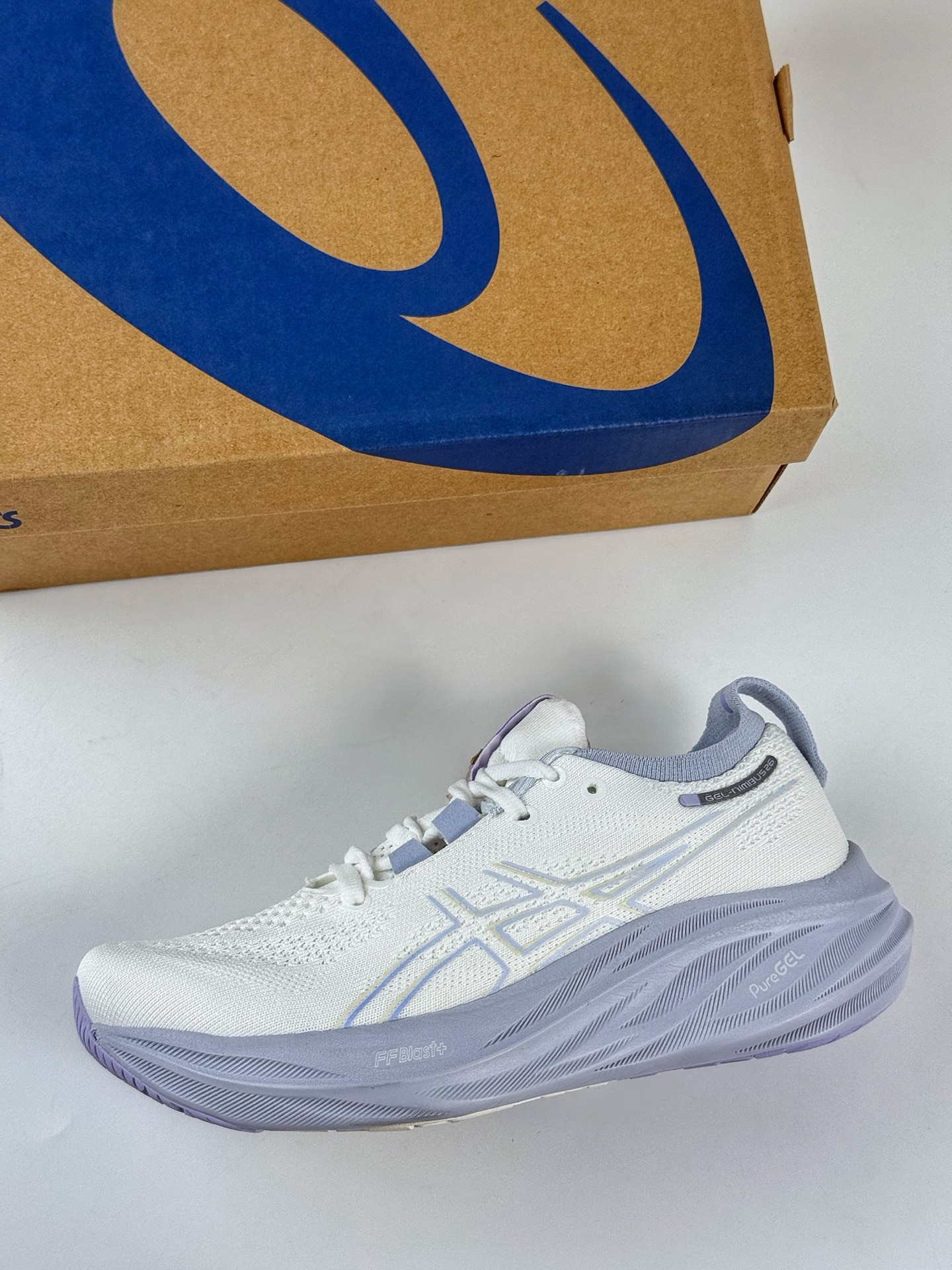 Asics Gel-NIMBUS 26 轻量跑鞋 简约大方的造型设计给人以随性休闲的时尚格调  1011B794-100