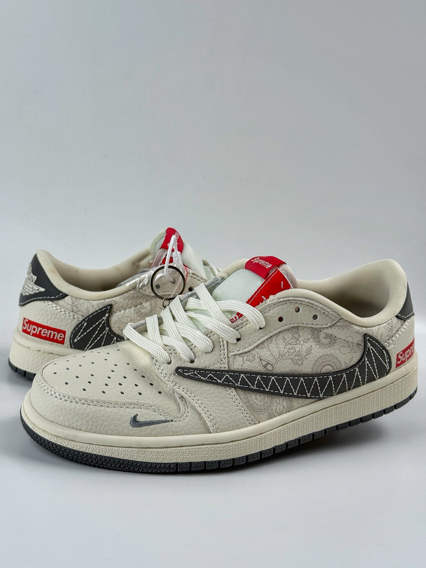 Travis Scott x Nike Air Jordan 1 Low x Superme Air Jordan 1 Low 反转米白灰小勾倒钩  XS2025-050