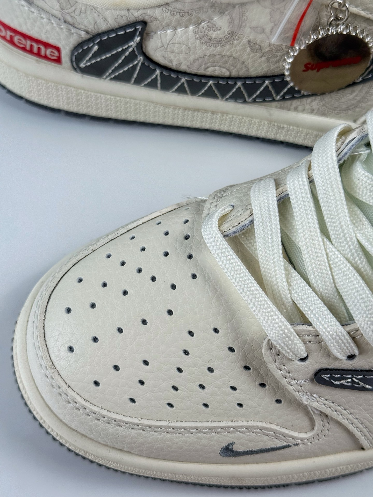Travis Scott x Nike Air Jordan 1 Low x Superme Air Jordan 1 Low 反转米白灰小勾倒钩  XS2025-050