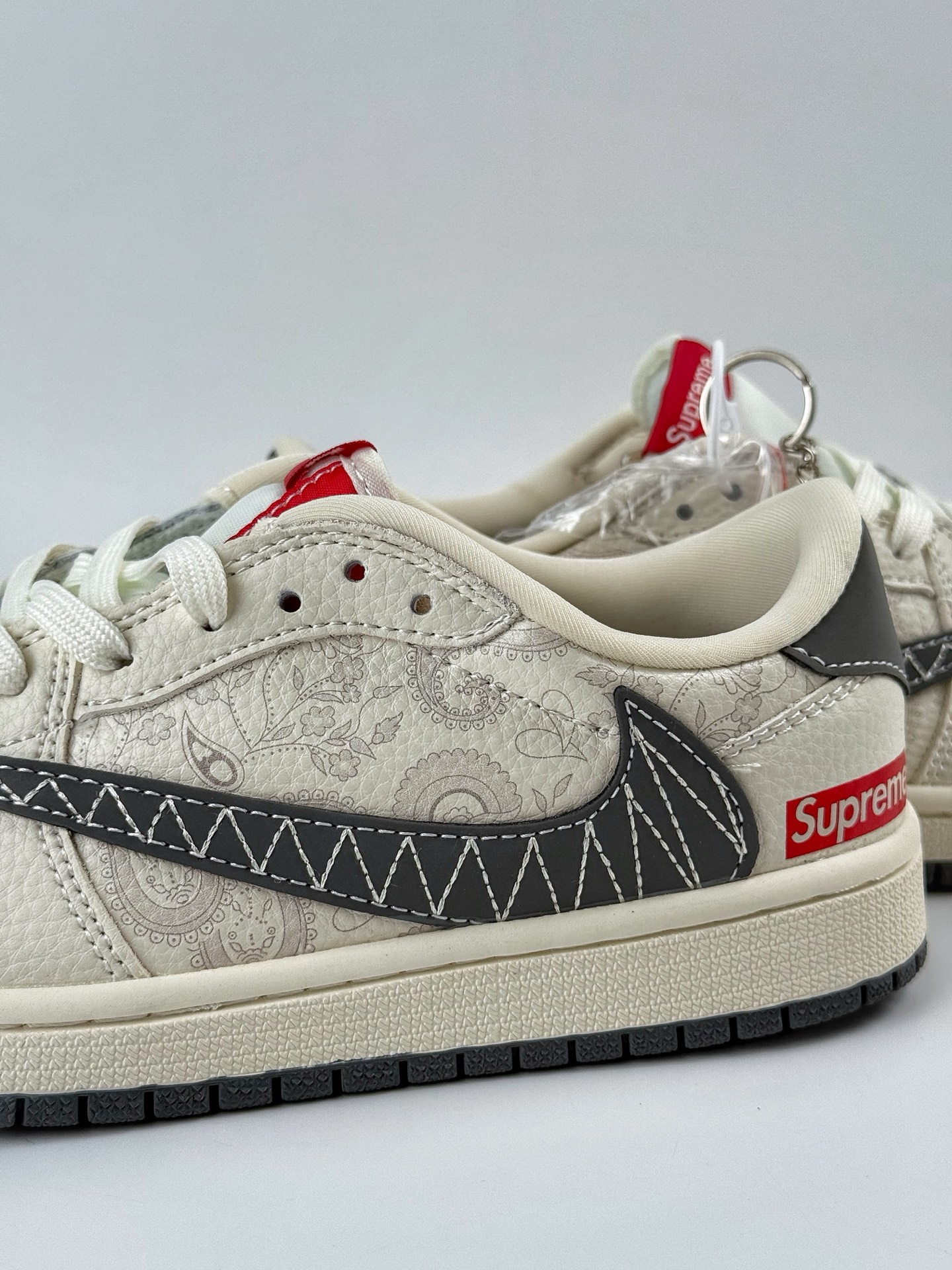 Travis Scott x Nike Air Jordan 1 Low x Superme Air Jordan 1 Low 反转米白灰小勾倒钩  XS2025-050