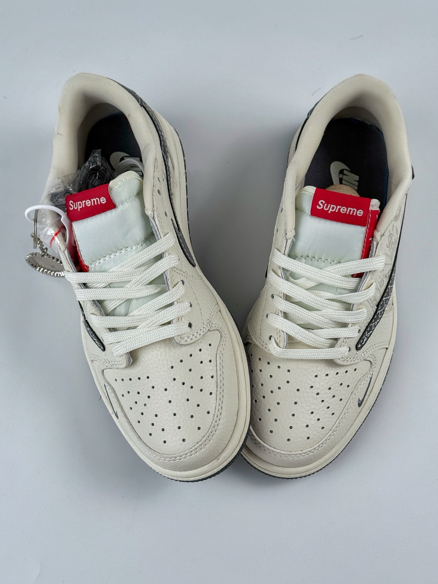 Travis Scott x Nike Air Jordan 1 Low x Superme Air Jordan 1 Low 反转米白灰小勾倒钩  XS2025-050